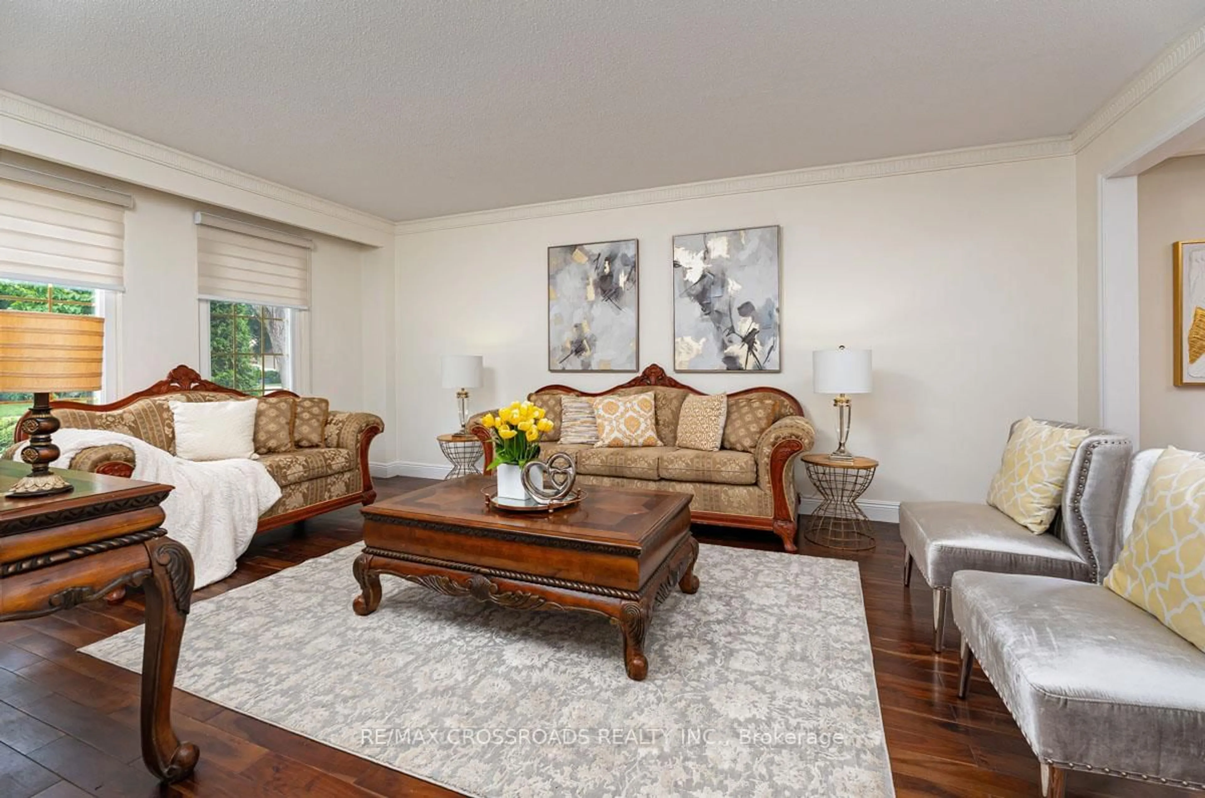 Living room with furniture, wood/laminate floor for 16 Heisey Dr, Markham Ontario L3P 4P7