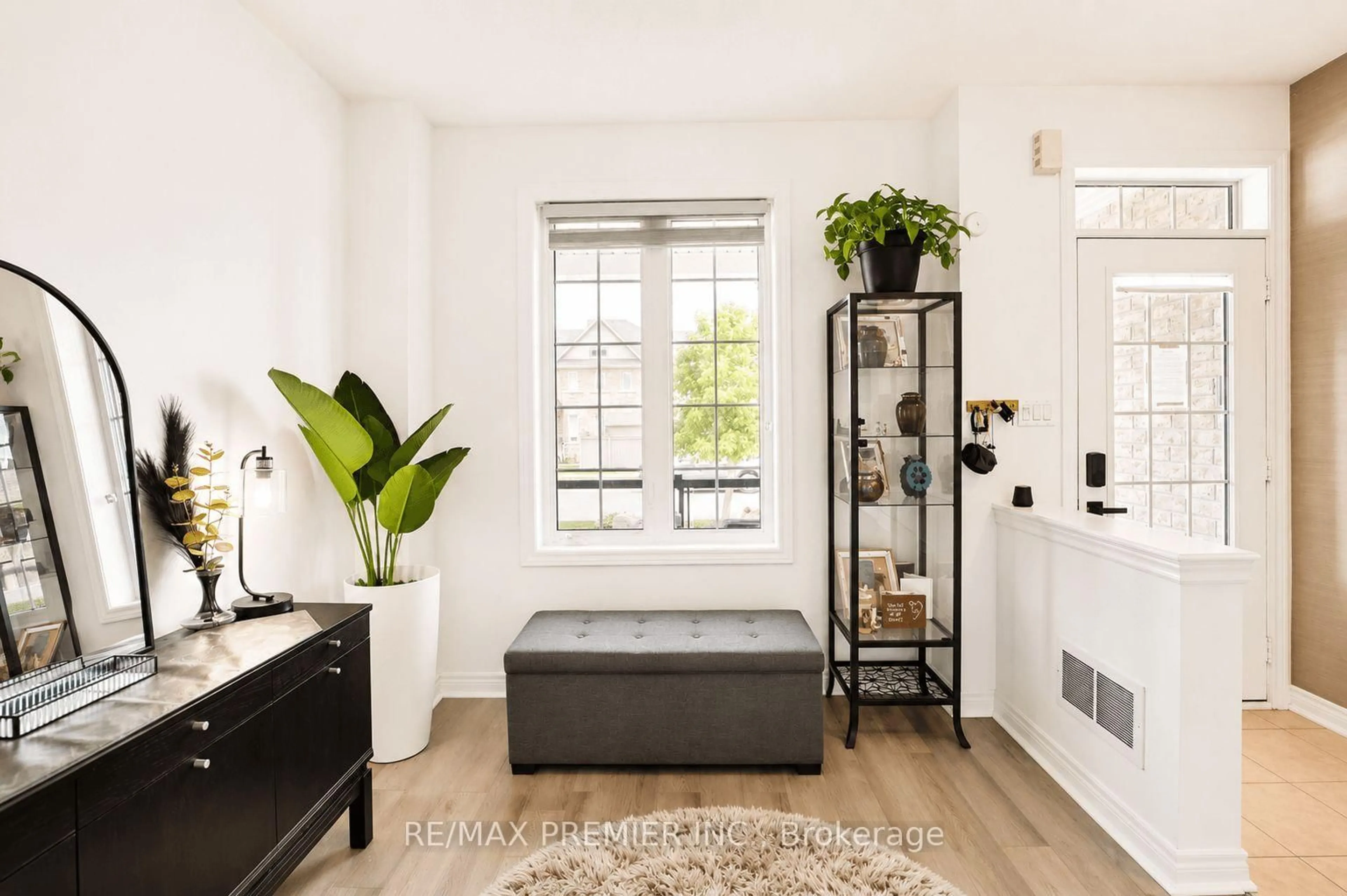 Indoor entryway for 113 McGahey St, New Tecumseth Ontario L0G 1W0