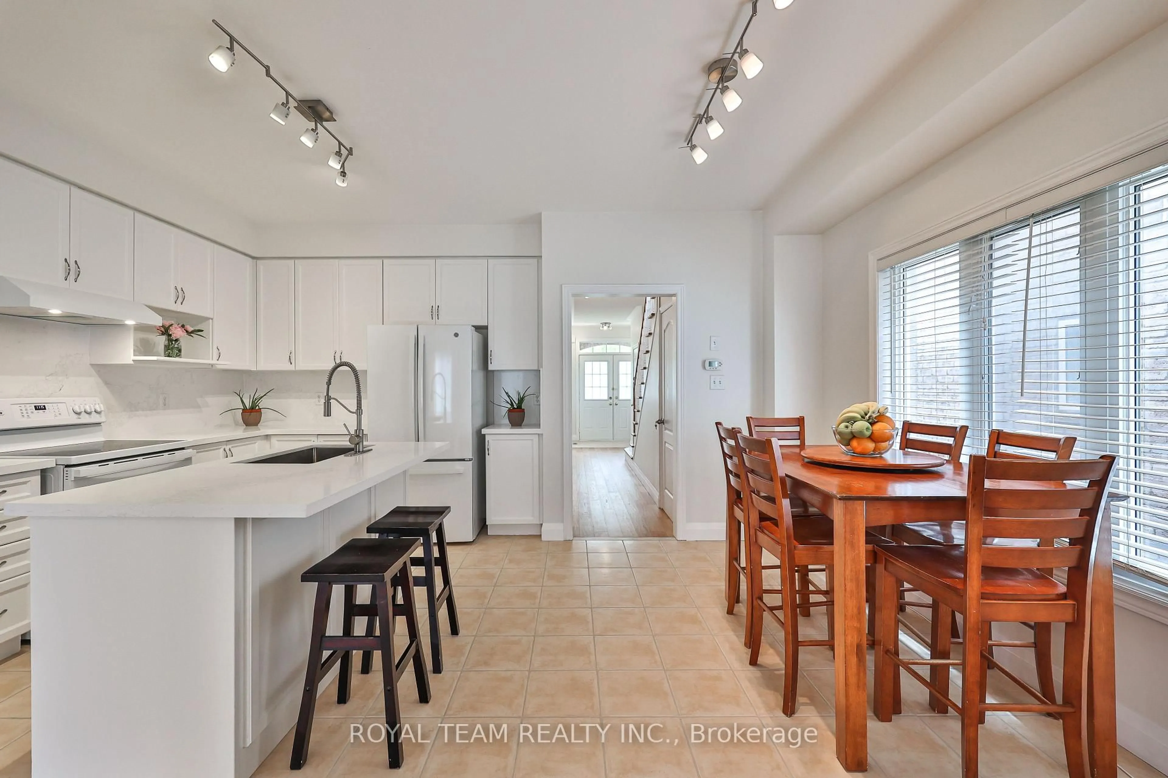 Open concept kitchen, ceramic/tile floor for 12 Spring Arbour Rd, Vaughan Ontario L4J 0B7
