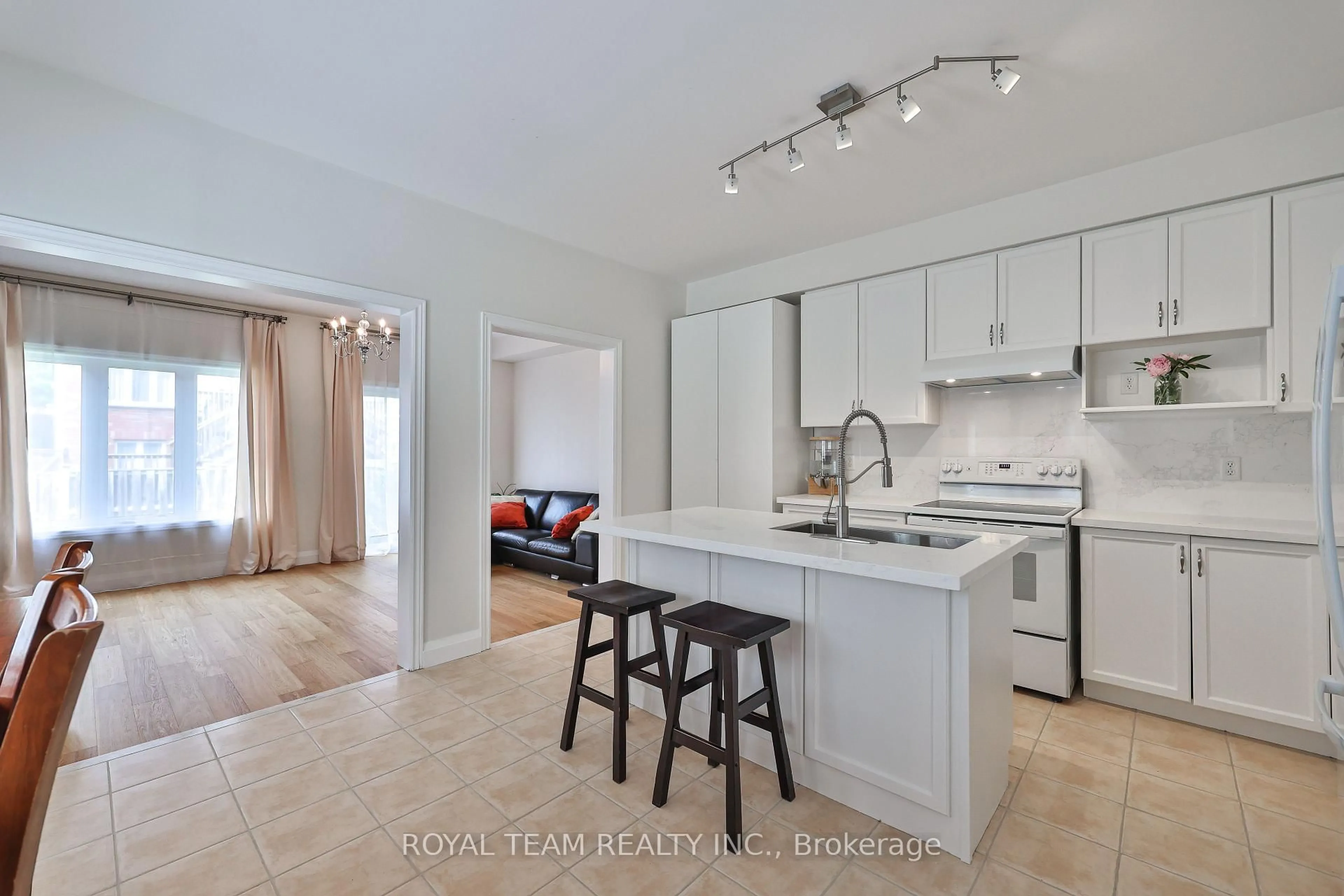 Open concept kitchen, ceramic/tile floor for 12 Spring Arbour Rd, Vaughan Ontario L4J 0B7