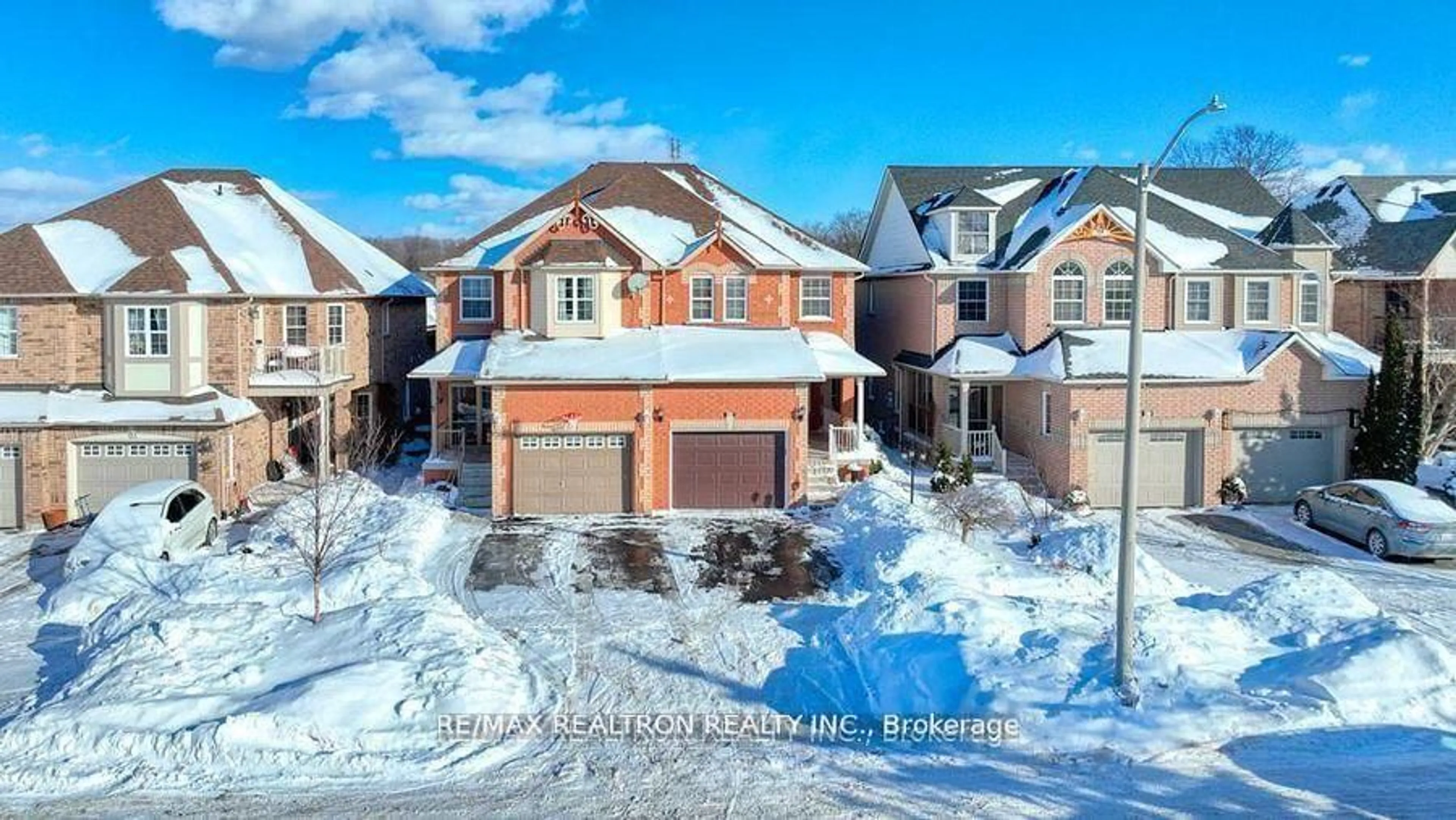 A pic from outside/outdoor area/front of a property/back of a property/a pic from drone, street for 89 English Oak Dr, Richmond Hill Ontario L4E 3X4
