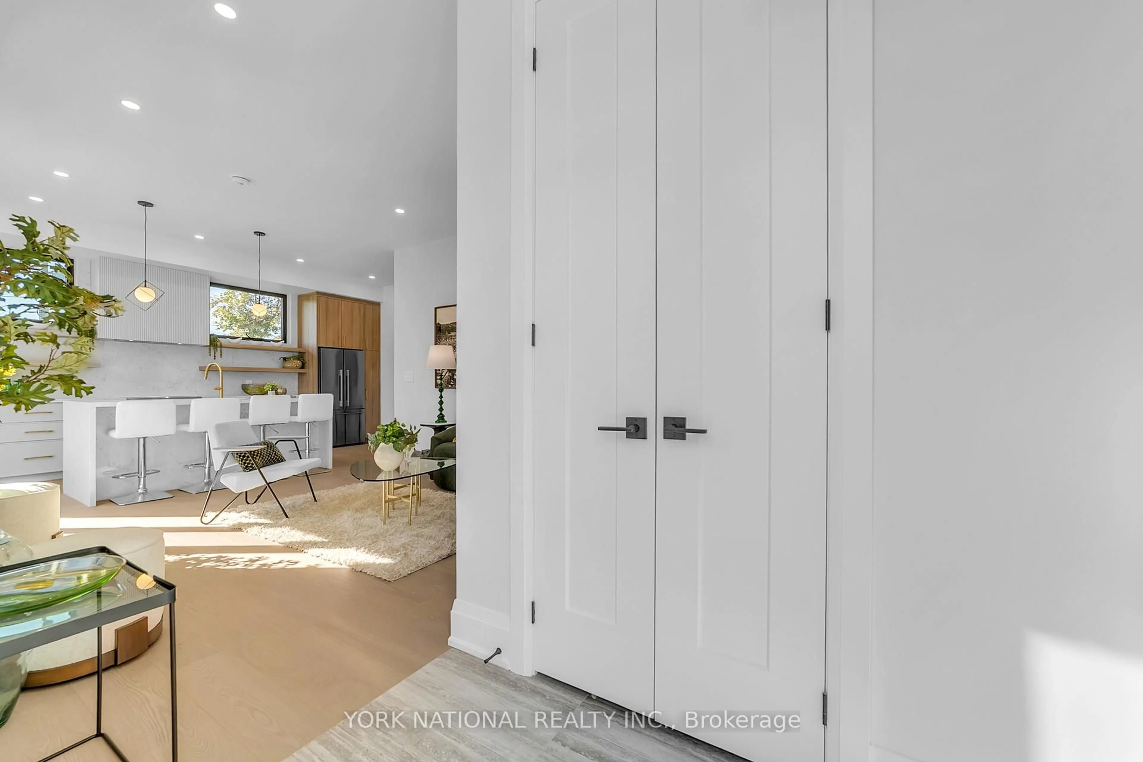 Indoor entryway for 59 Charles St #1, Newmarket Ontario L3Y 3V7