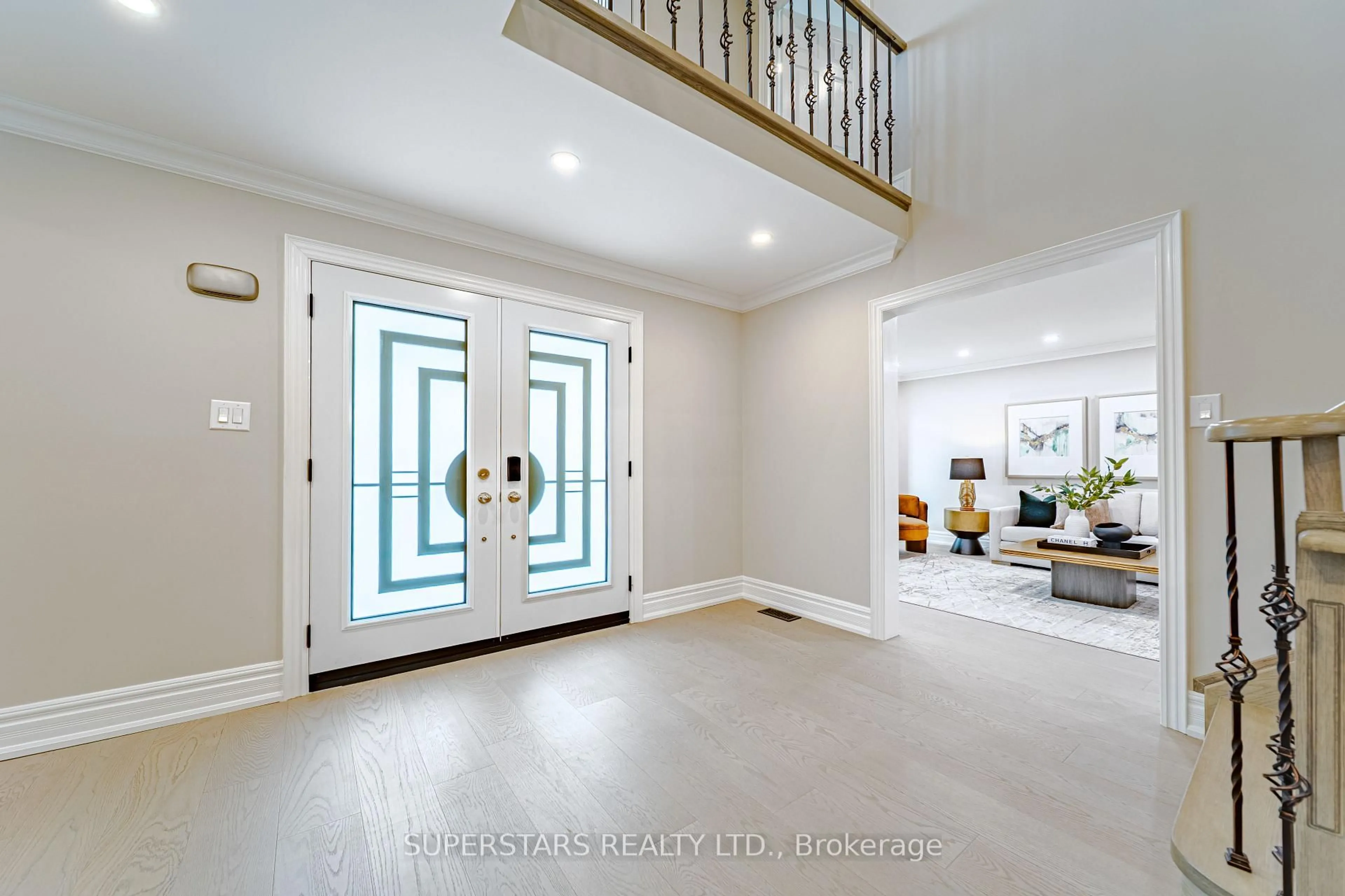 Indoor entryway for 352 Kennedy St, Aurora Ontario L4G 5M4