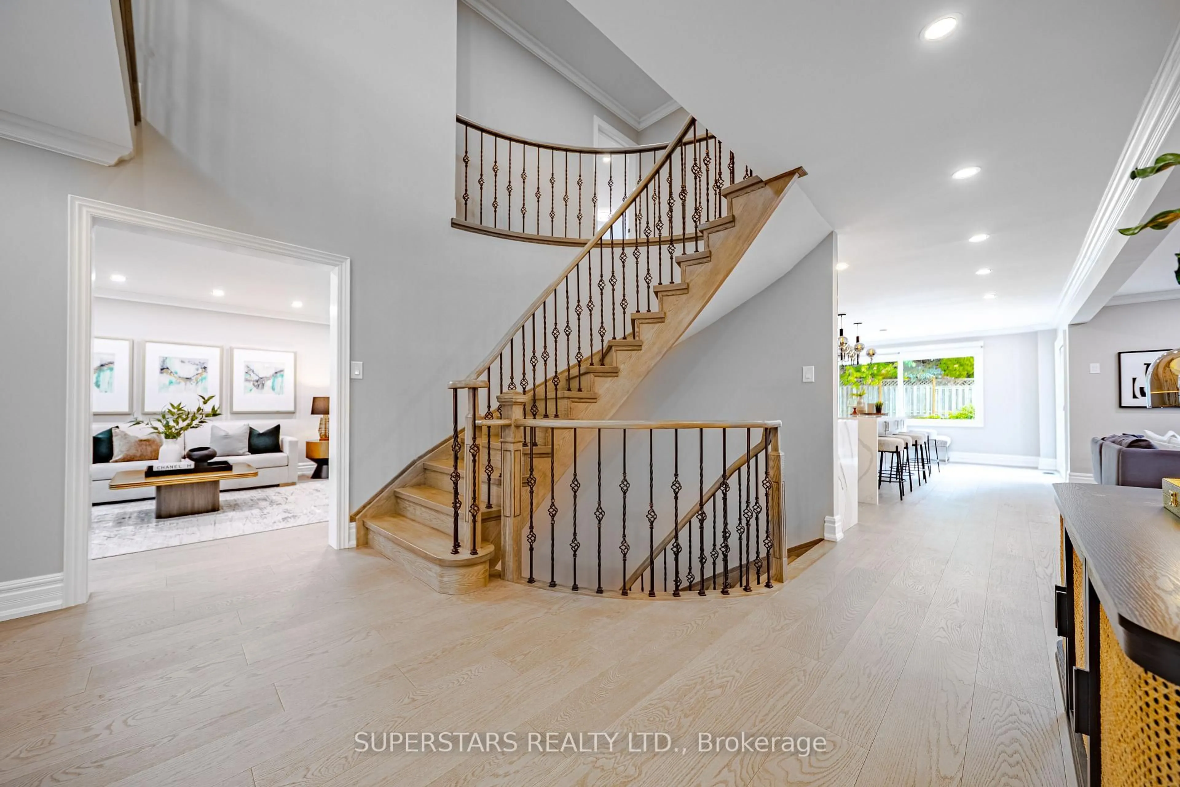 Unknown for 352 Kennedy St, Aurora Ontario L4G 5M4
