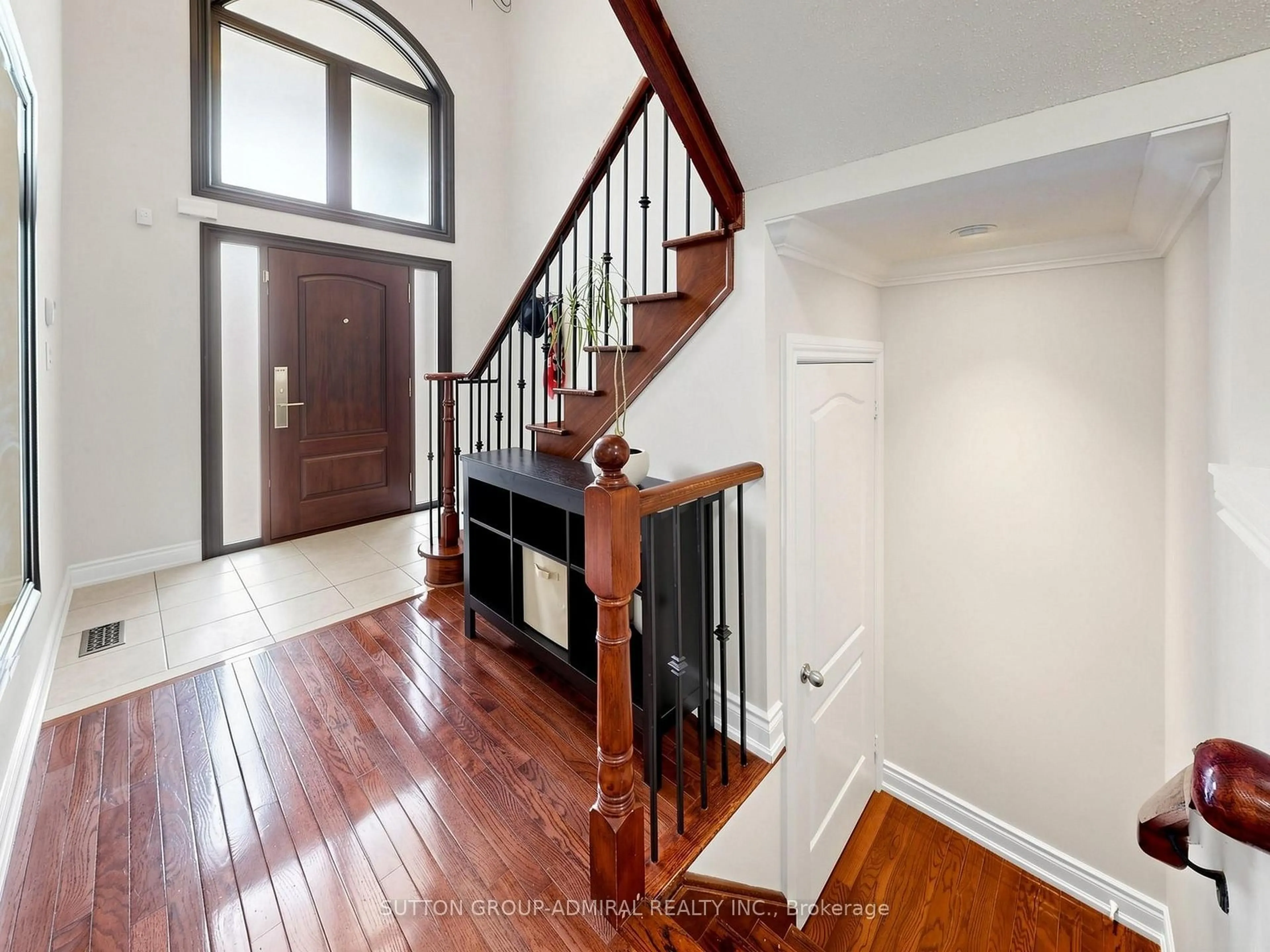 Indoor entryway for 32 Beaverbrook Cres, Vaughan Ontario L6A 3T3