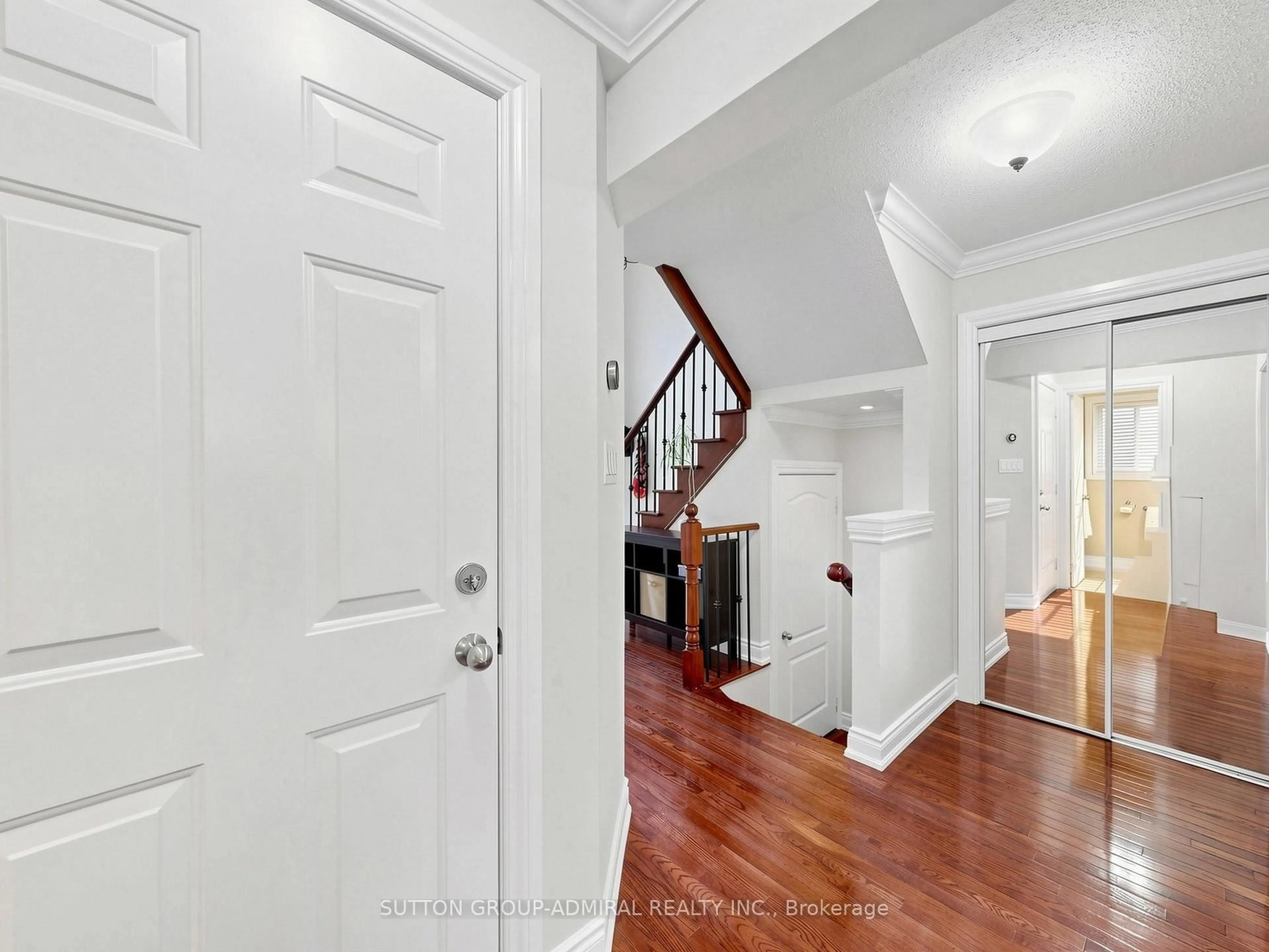 Indoor foyer for 32 Beaverbrook Cres, Vaughan Ontario L6A 3T3