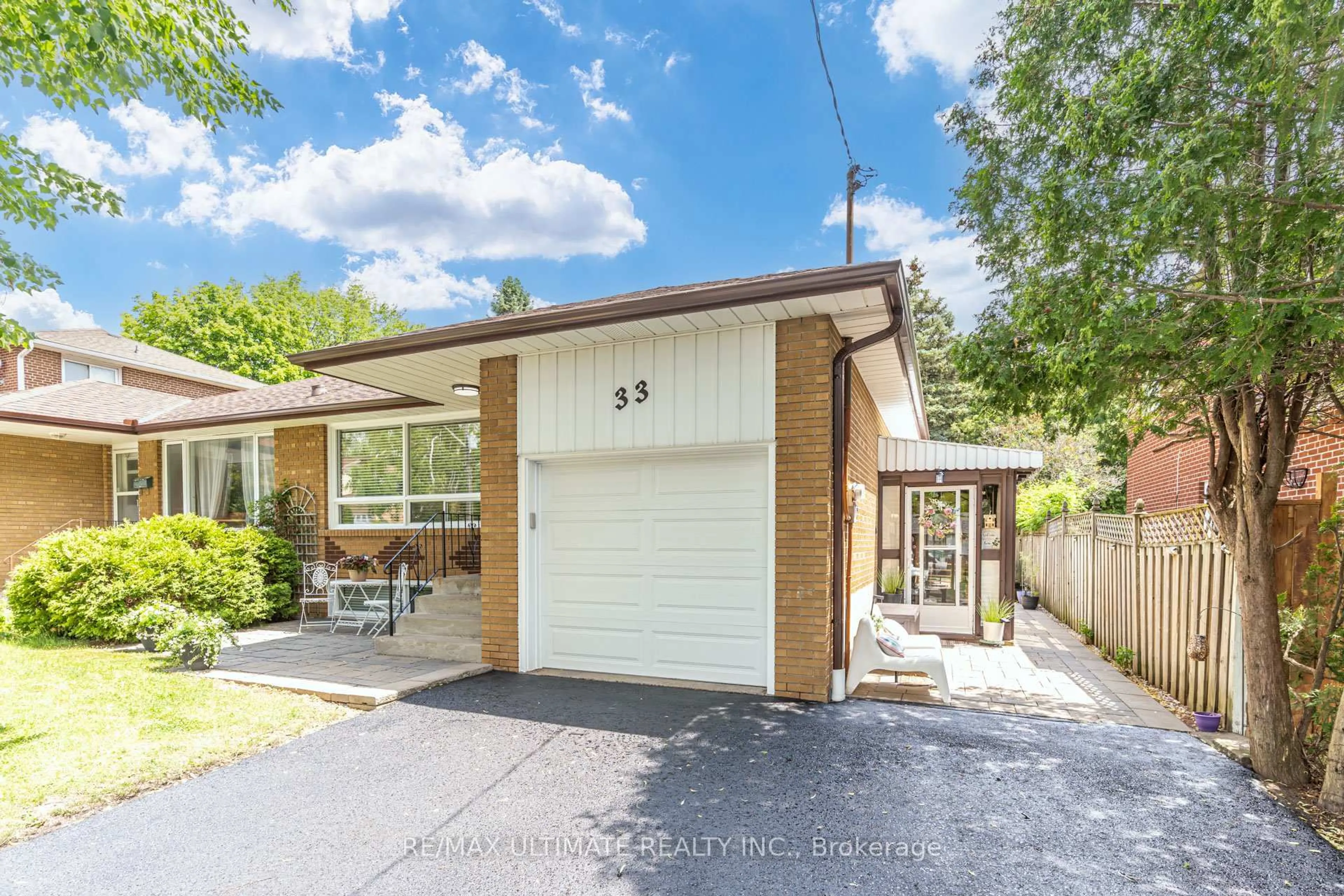 Home with brick exterior material, street for 33 King Richard Crt, Markham Ontario L3P 1M2