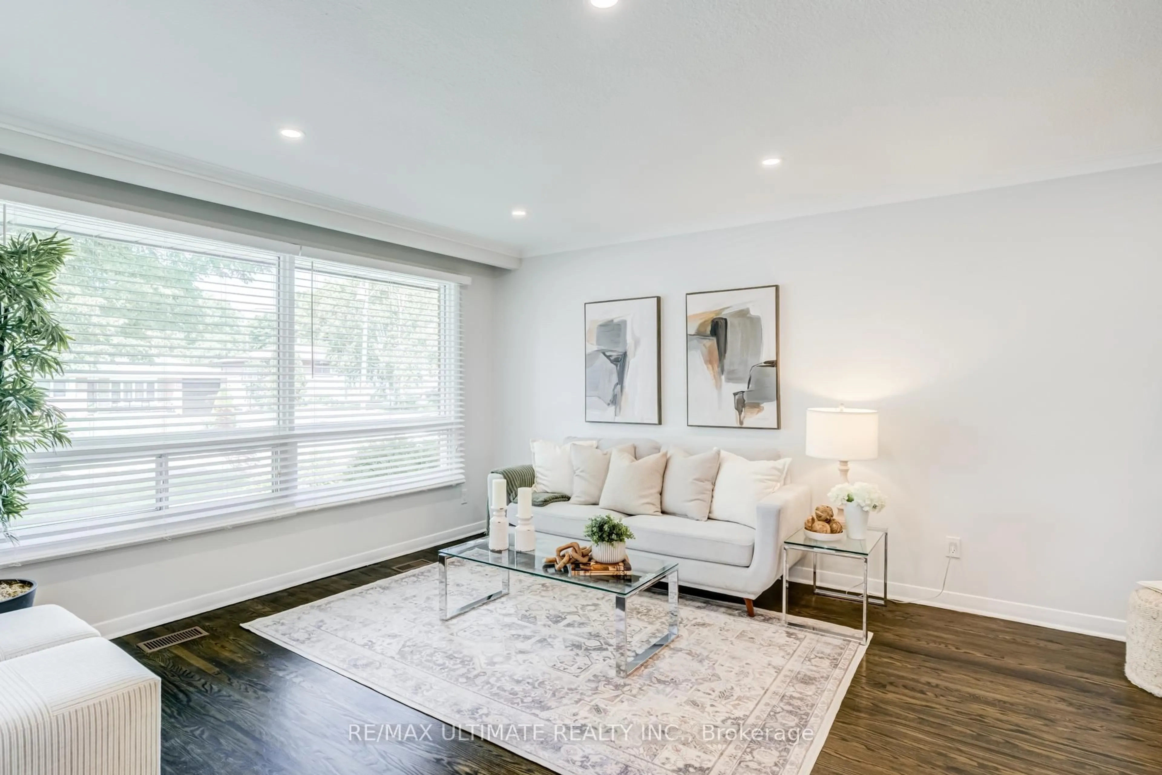 Living room with furniture, wood/laminate floor for 33 King Richard Crt, Markham Ontario L3P 1M2