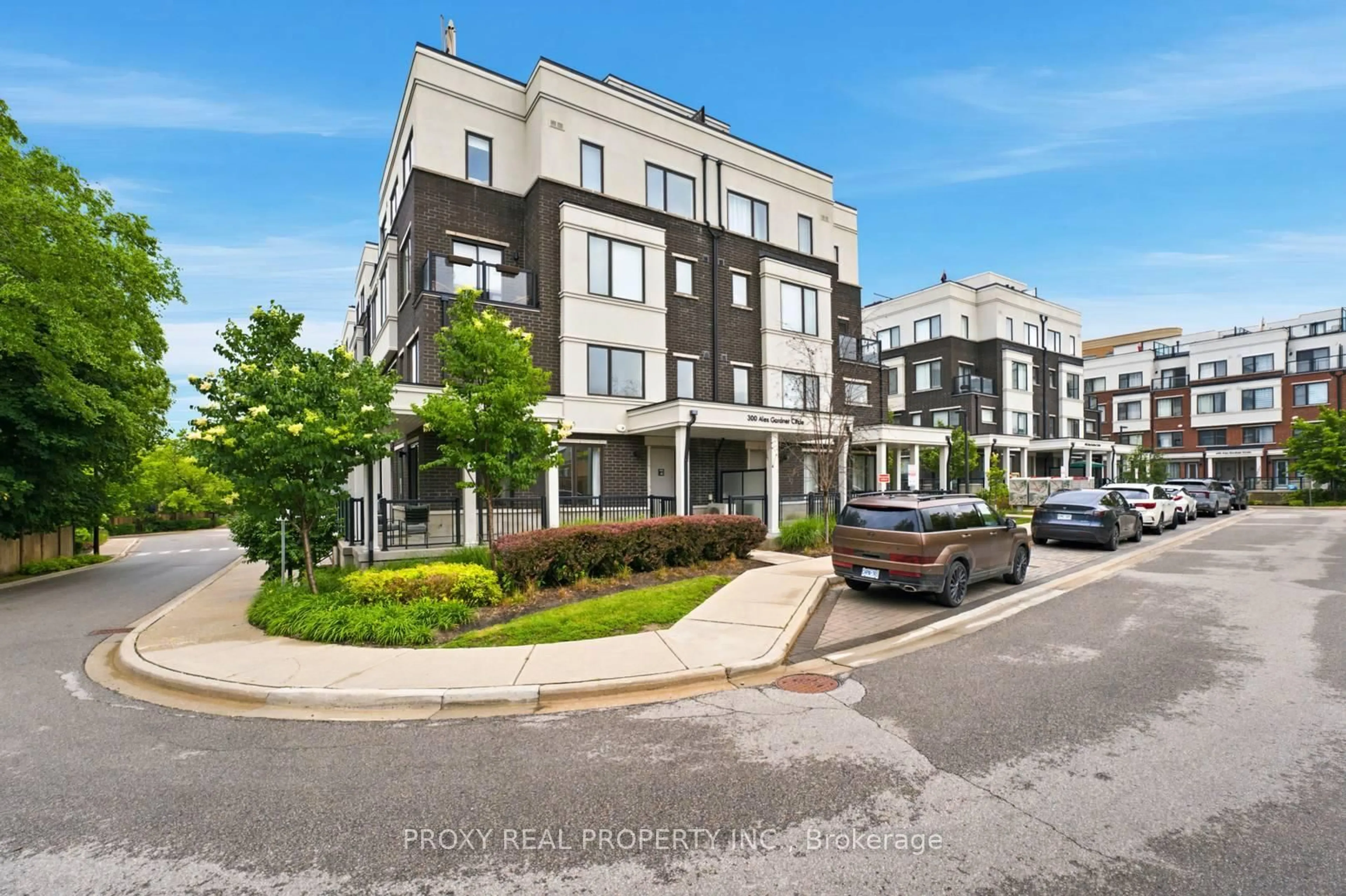 A pic from outside/outdoor area/front of a property/back of a property/a pic from drone, street for 300 Alex Gardner Circ #41, Aurora Ontario L4G 3G5