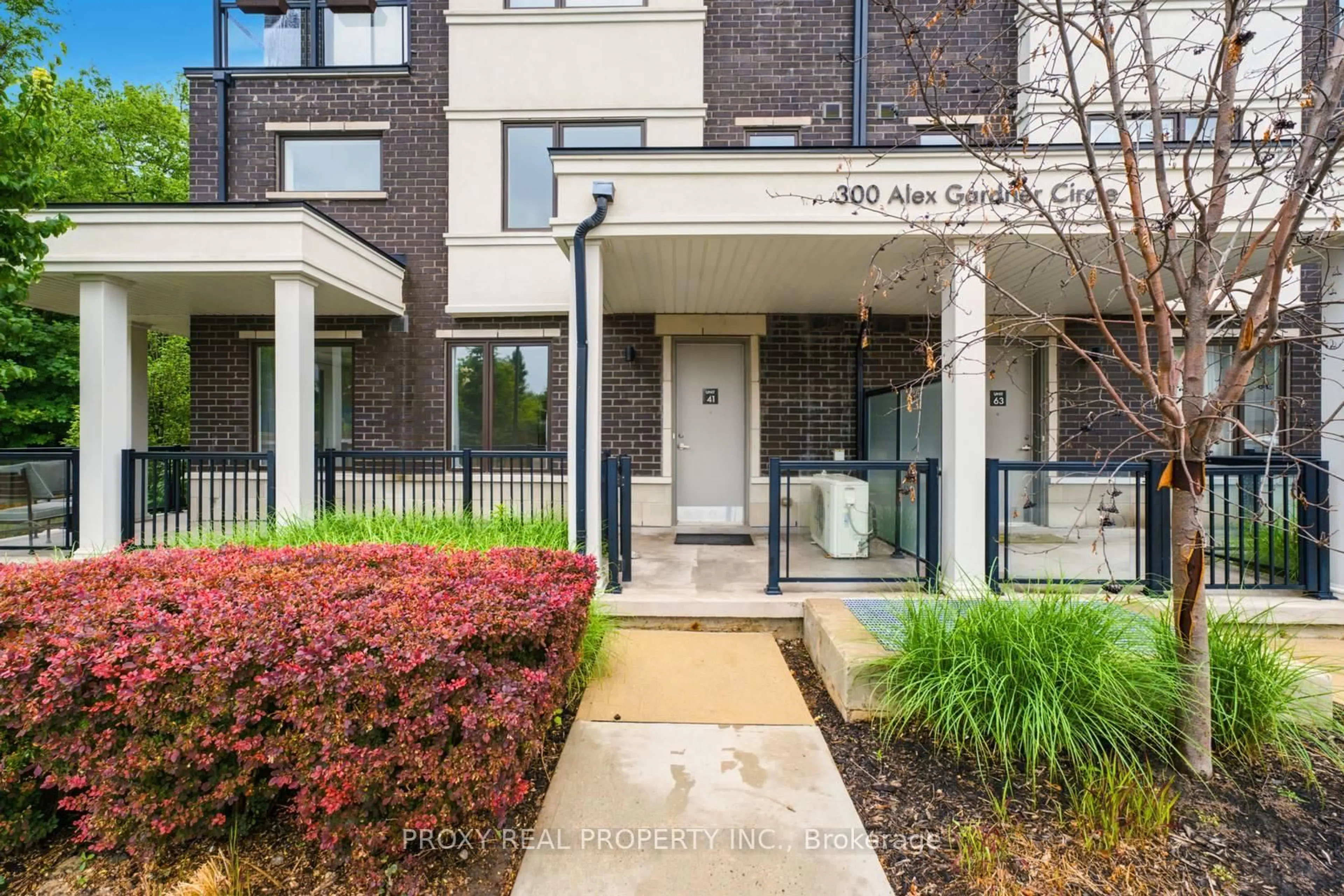 Indoor entryway for 300 Alex Gardner Circ #41, Aurora Ontario L4G 3G5