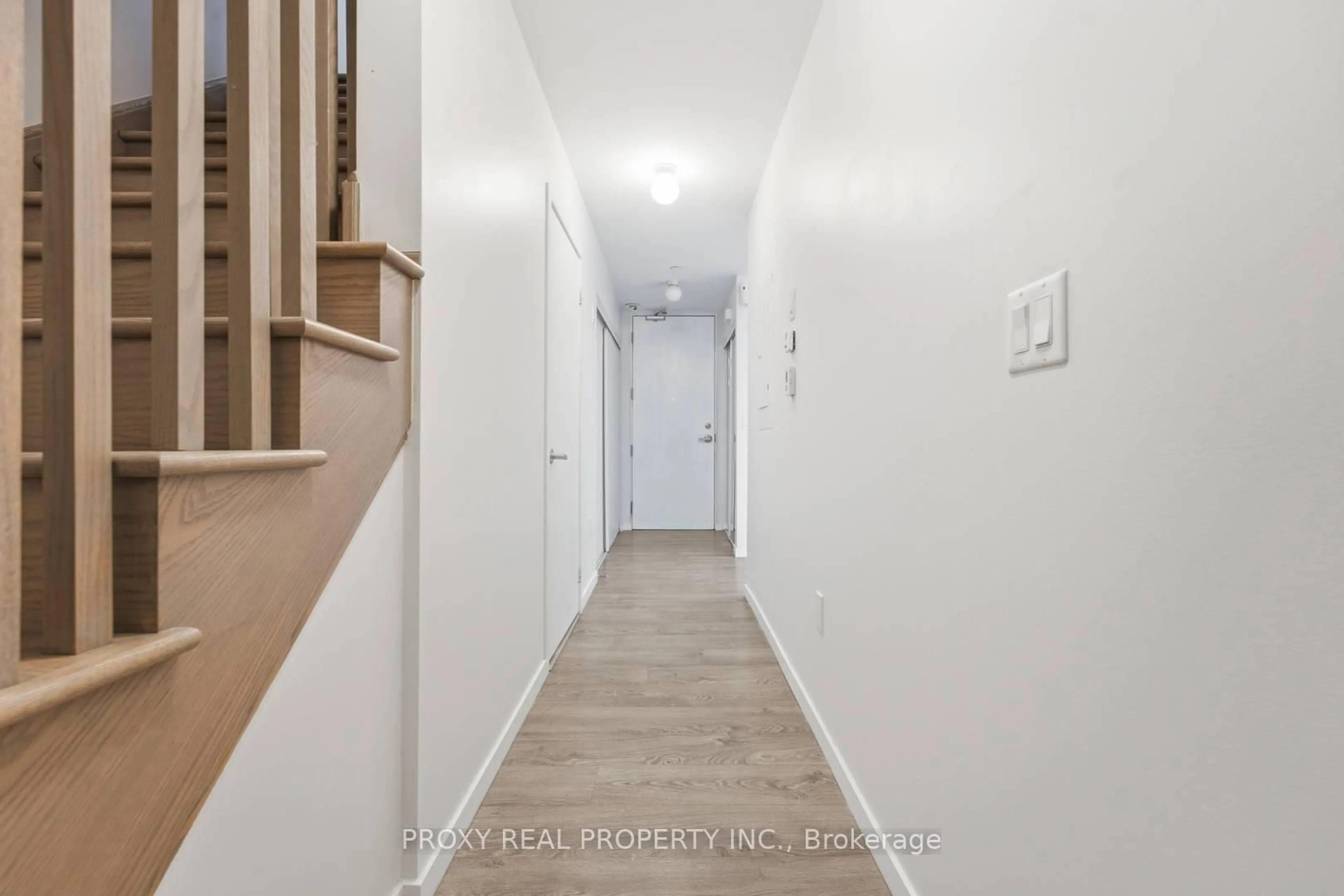 Indoor entryway for 300 Alex Gardner Circ #41, Aurora Ontario L4G 3G5
