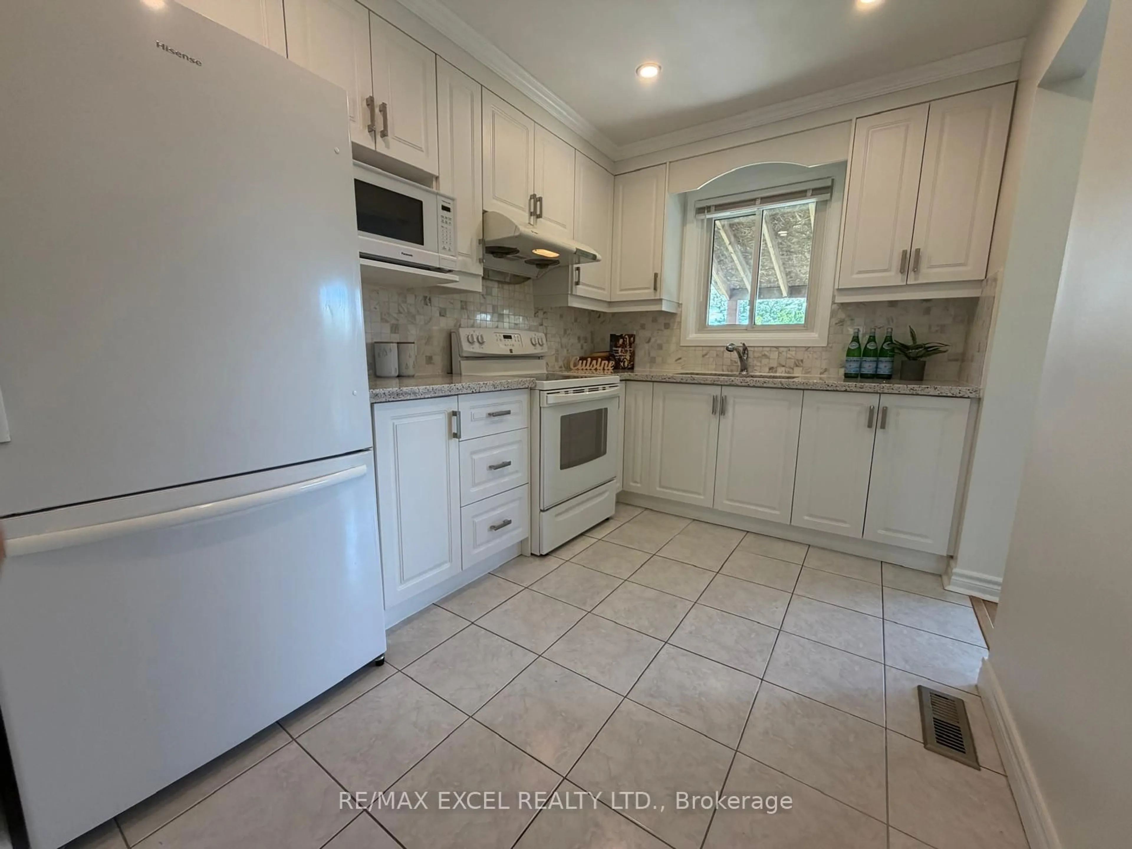 Standard kitchen, ceramic/tile floor for 43 Duxford Cres, Markham Ontario L3R 7B2