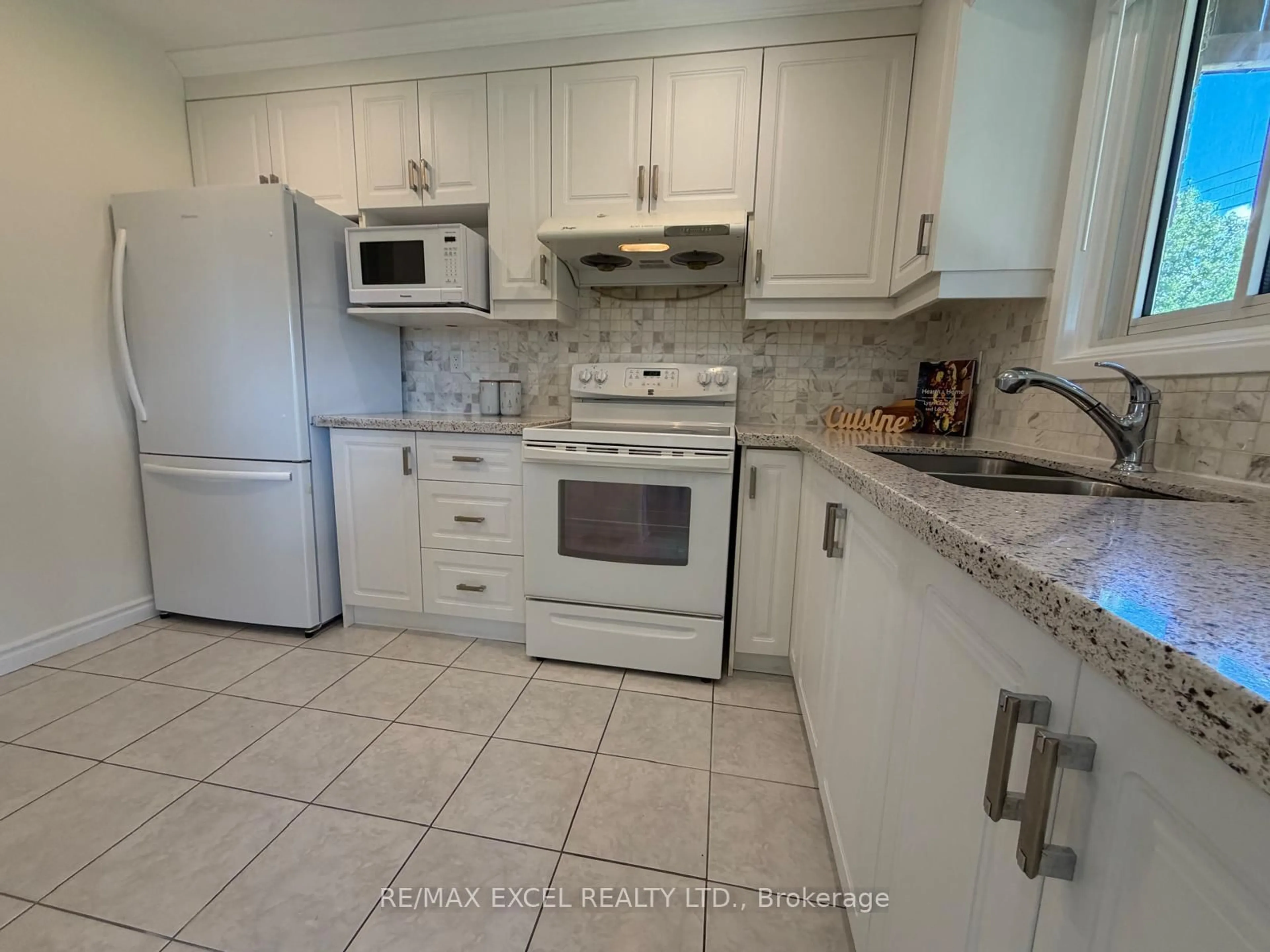 Standard kitchen, ceramic/tile floor for 43 Duxford Cres, Markham Ontario L3R 7B2