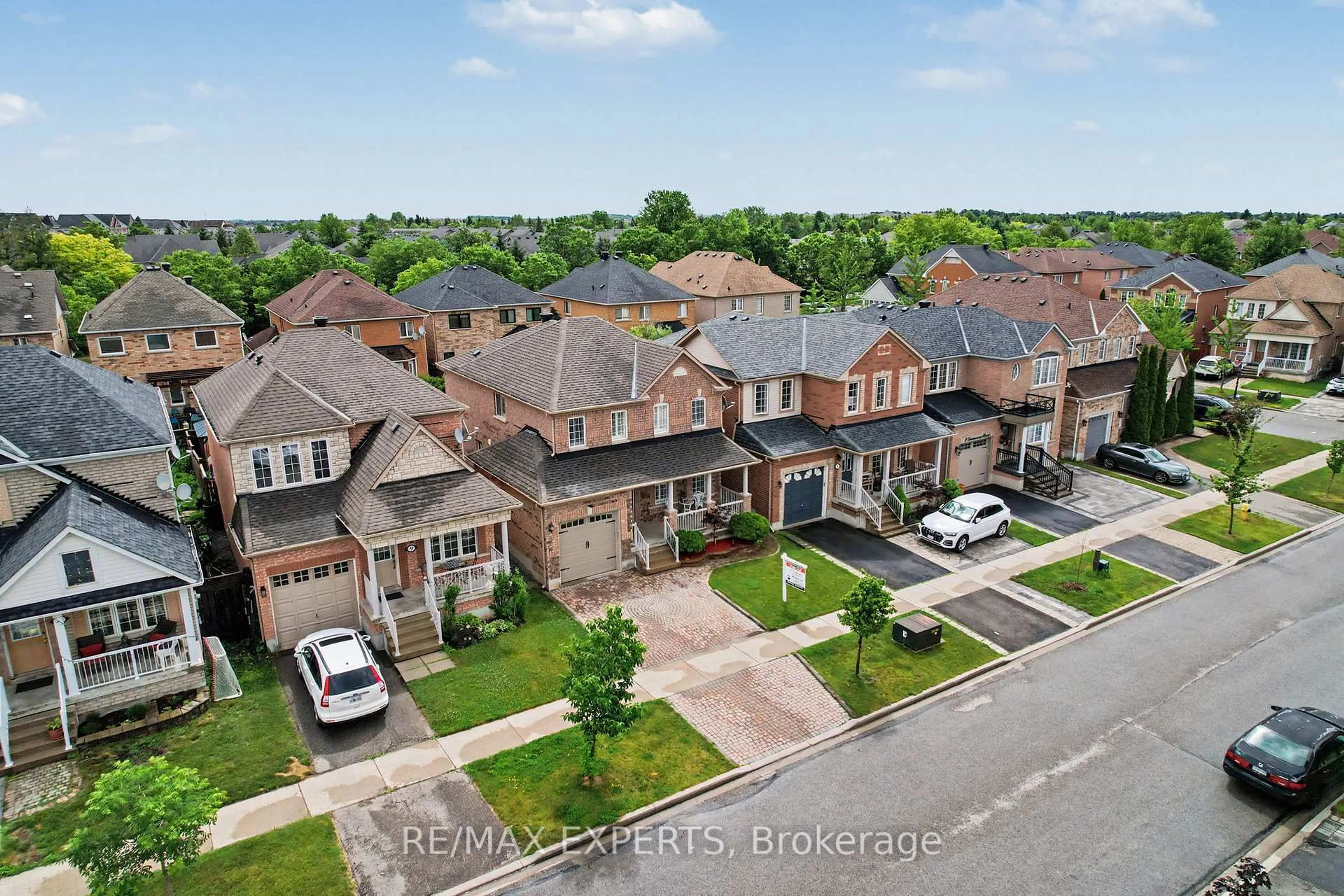 A pic from outside/outdoor area/front of a property/back of a property/a pic from drone, street for 7 Cornerstone Rd, Markham Ontario L6E 1S4