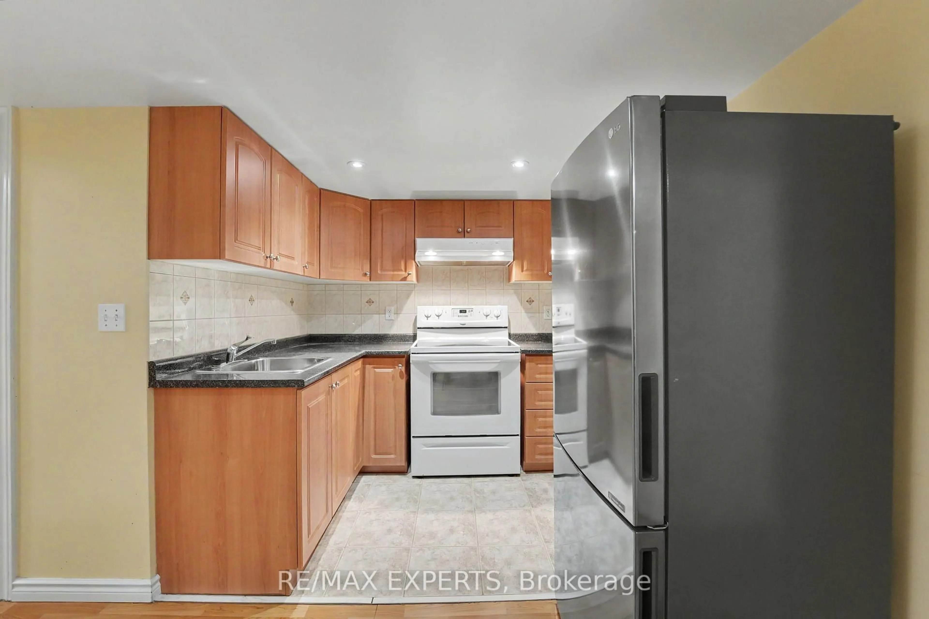Standard kitchen, ceramic/tile floor for 7 Cornerstone Rd, Markham Ontario L6E 1S4