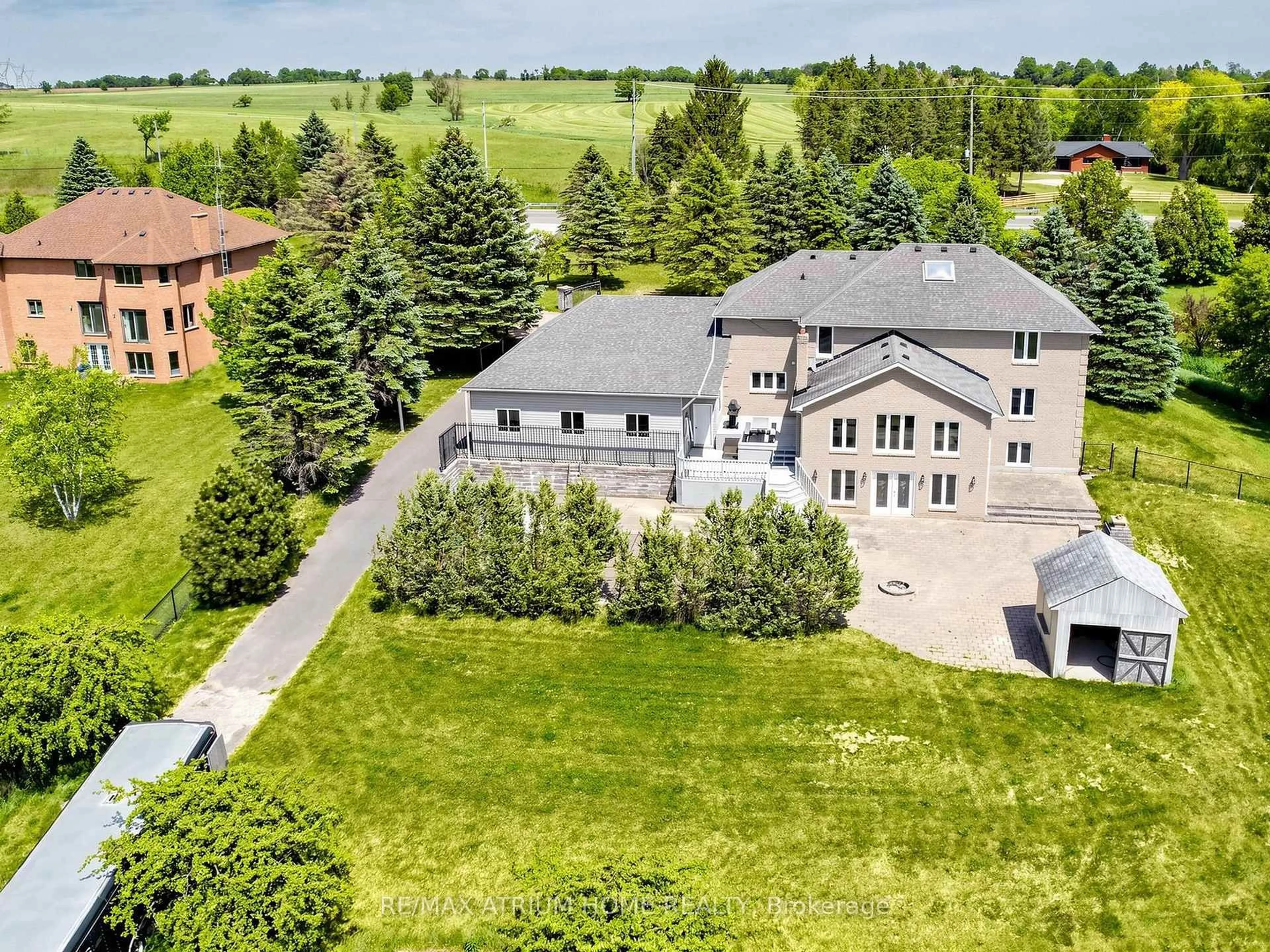 A pic from outside/outdoor area/front of a property/back of a property/a pic from drone, building for 21562 Woodbine Ave, East Gwillimbury Ontario L0G 1R0