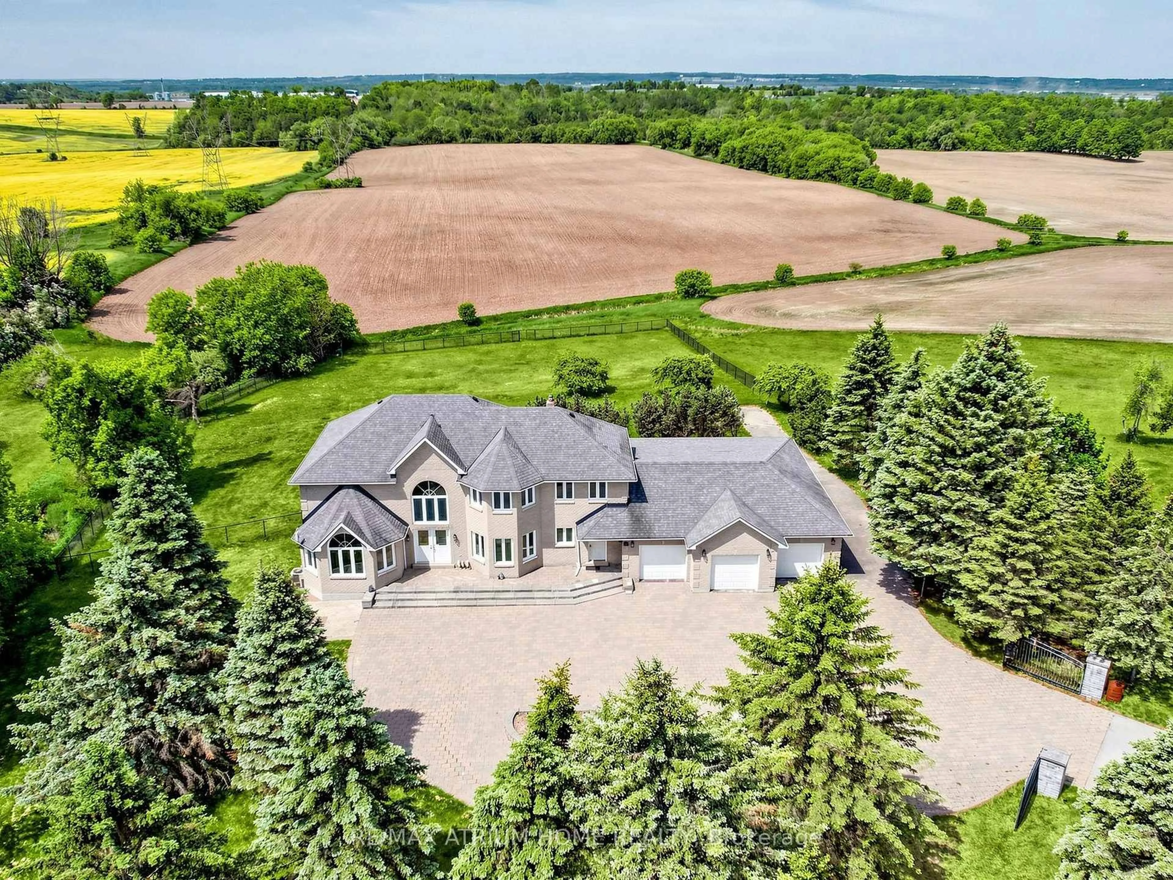 A pic from outside/outdoor area/front of a property/back of a property/a pic from drone, unknown for 21562 Woodbine Ave, East Gwillimbury Ontario L0G 1R0