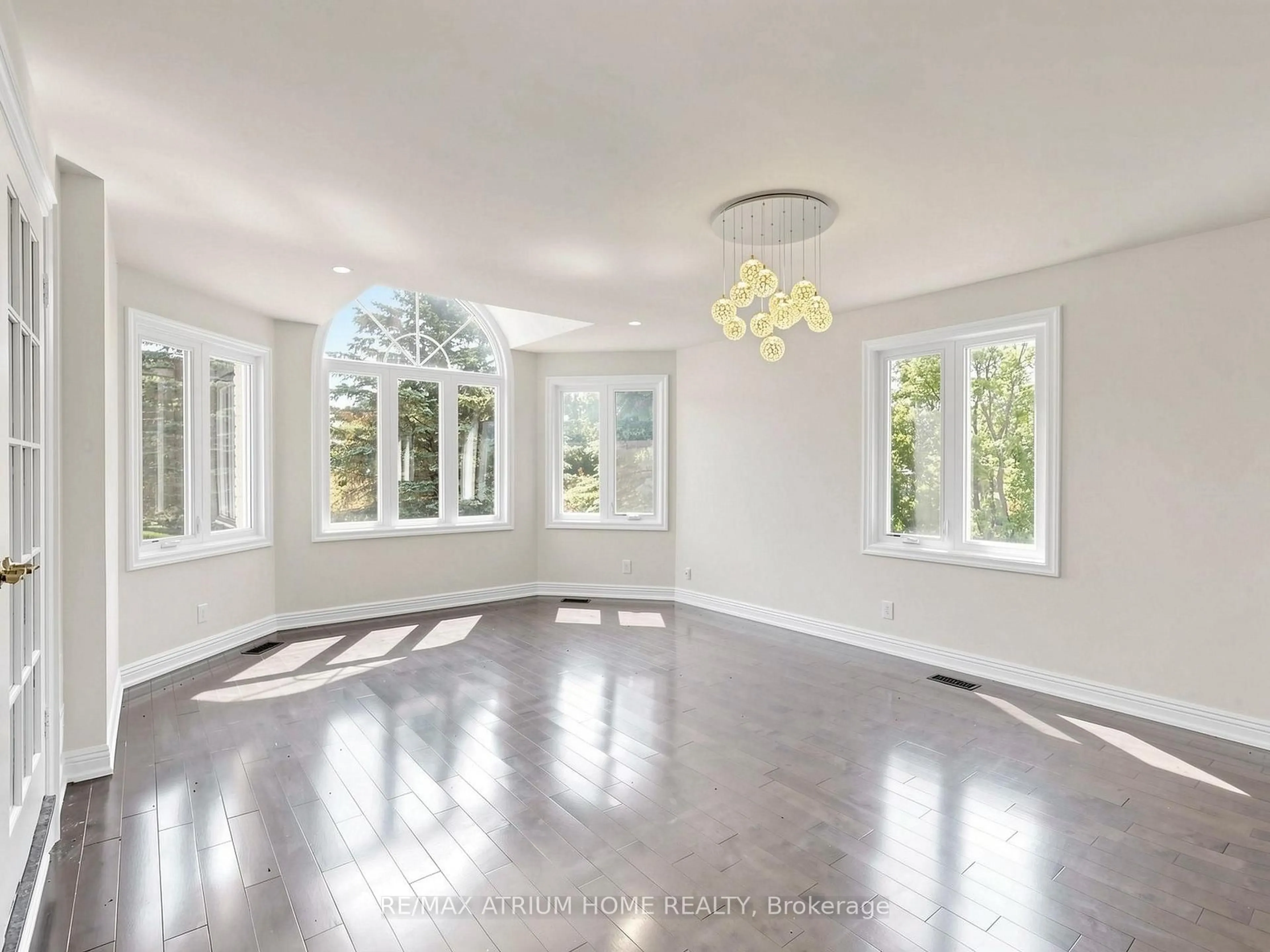 A pic of a room for 21562 Woodbine Ave, East Gwillimbury Ontario L0G 1R0