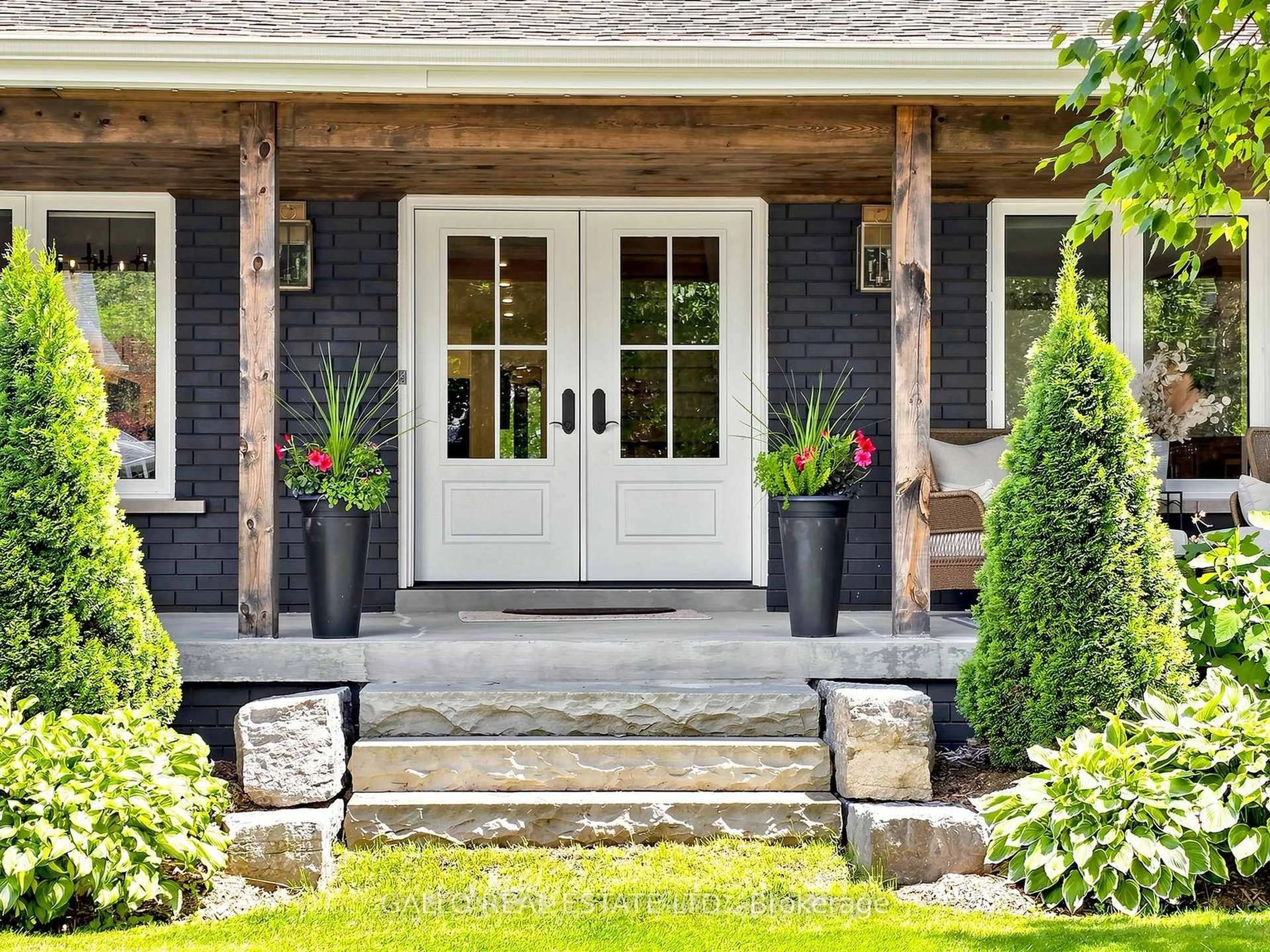 Indoor entryway for 35 Campbell Dr, Uxbridge Ontario L9P 1R5