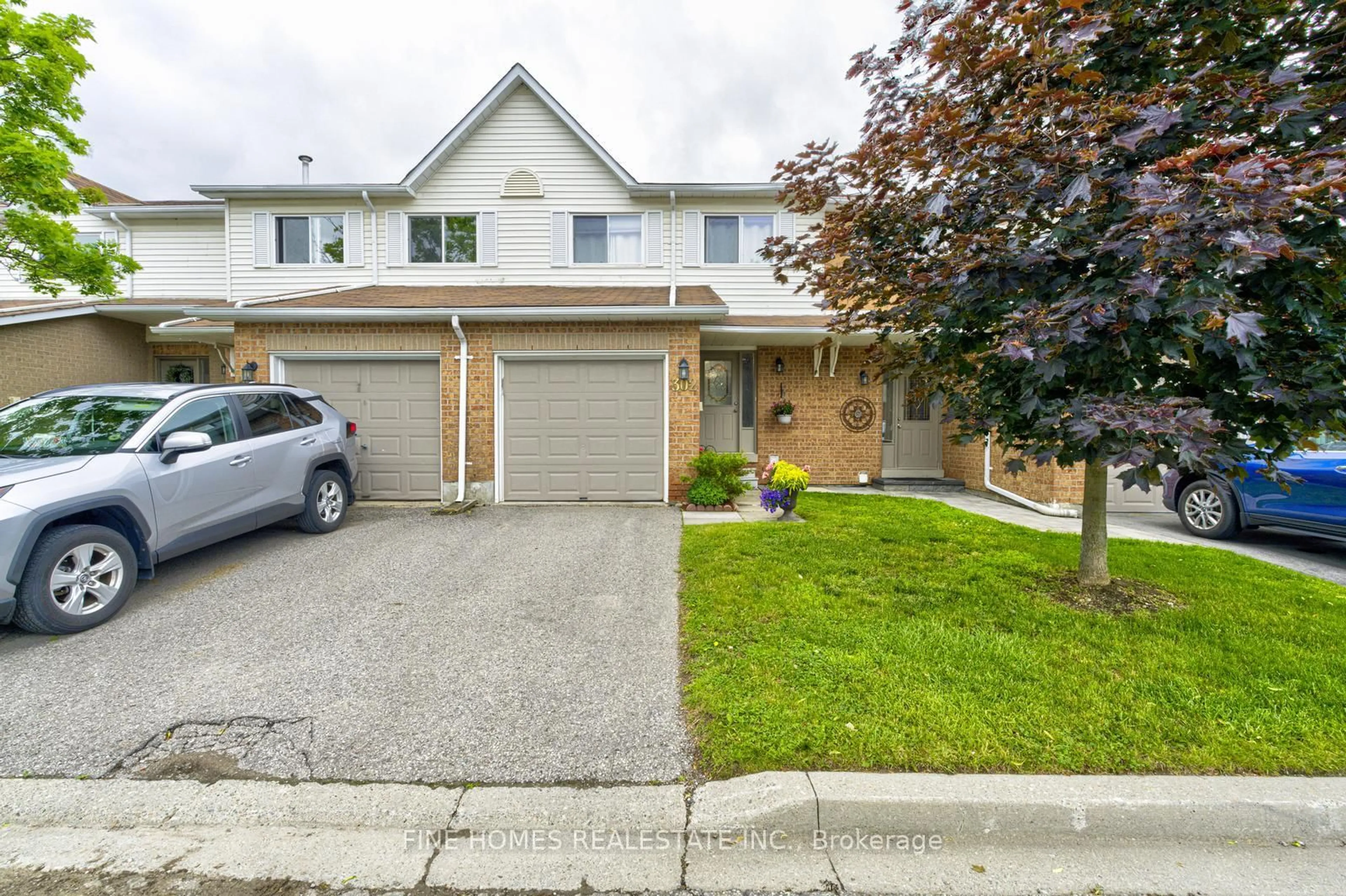 A pic from outside/outdoor area/front of a property/back of a property/a pic from drone, street for 302 Maciver Blvd, Newmarket Ontario L3X 1Y4