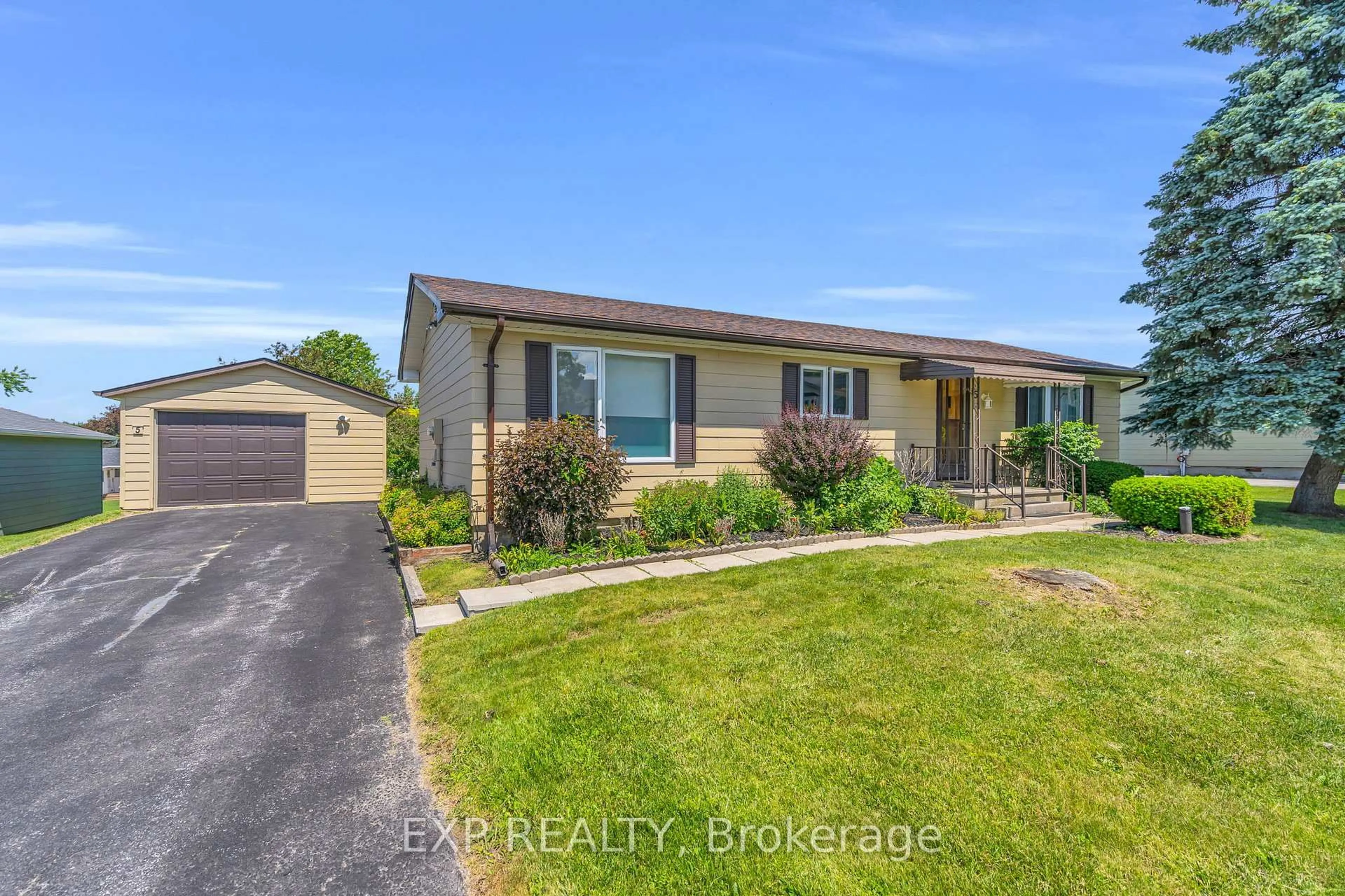 A pic from outside/outdoor area/front of a property/back of a property/a pic from drone, street for 5 Inlet Crt, Georgina Ontario L0E 1R0