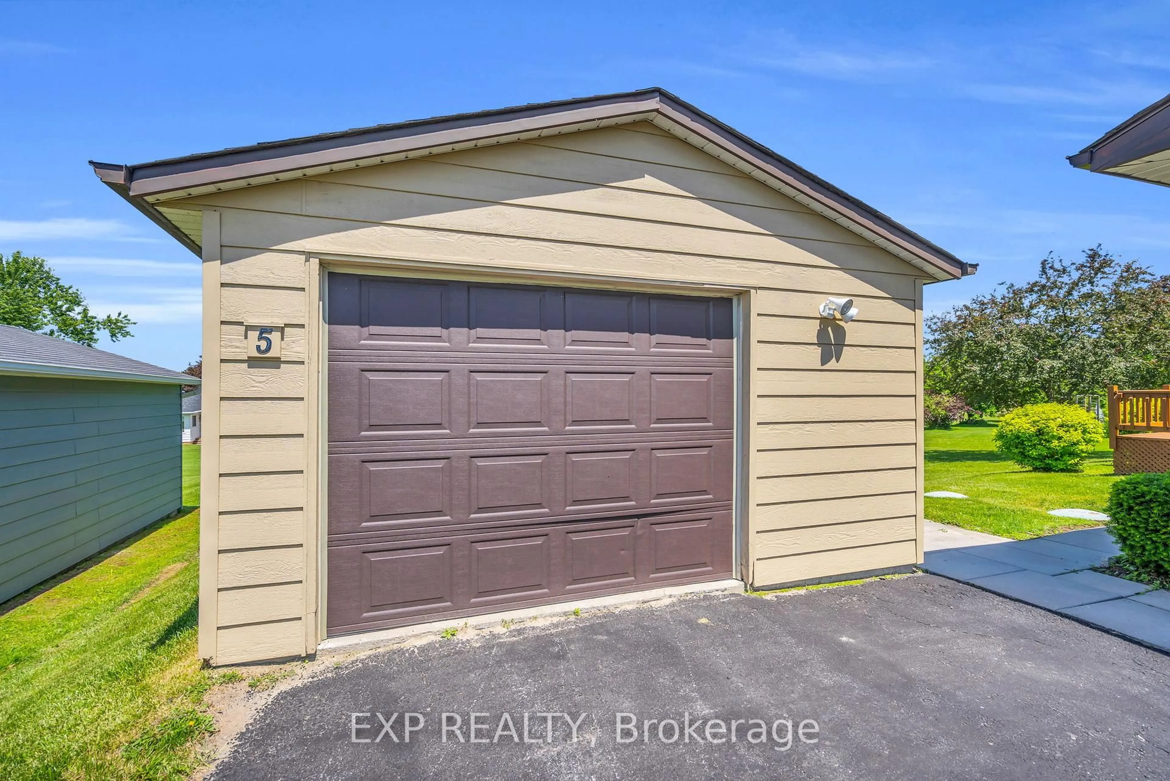 Indoor garage for 5 Inlet Crt, Georgina Ontario L0E 1R0