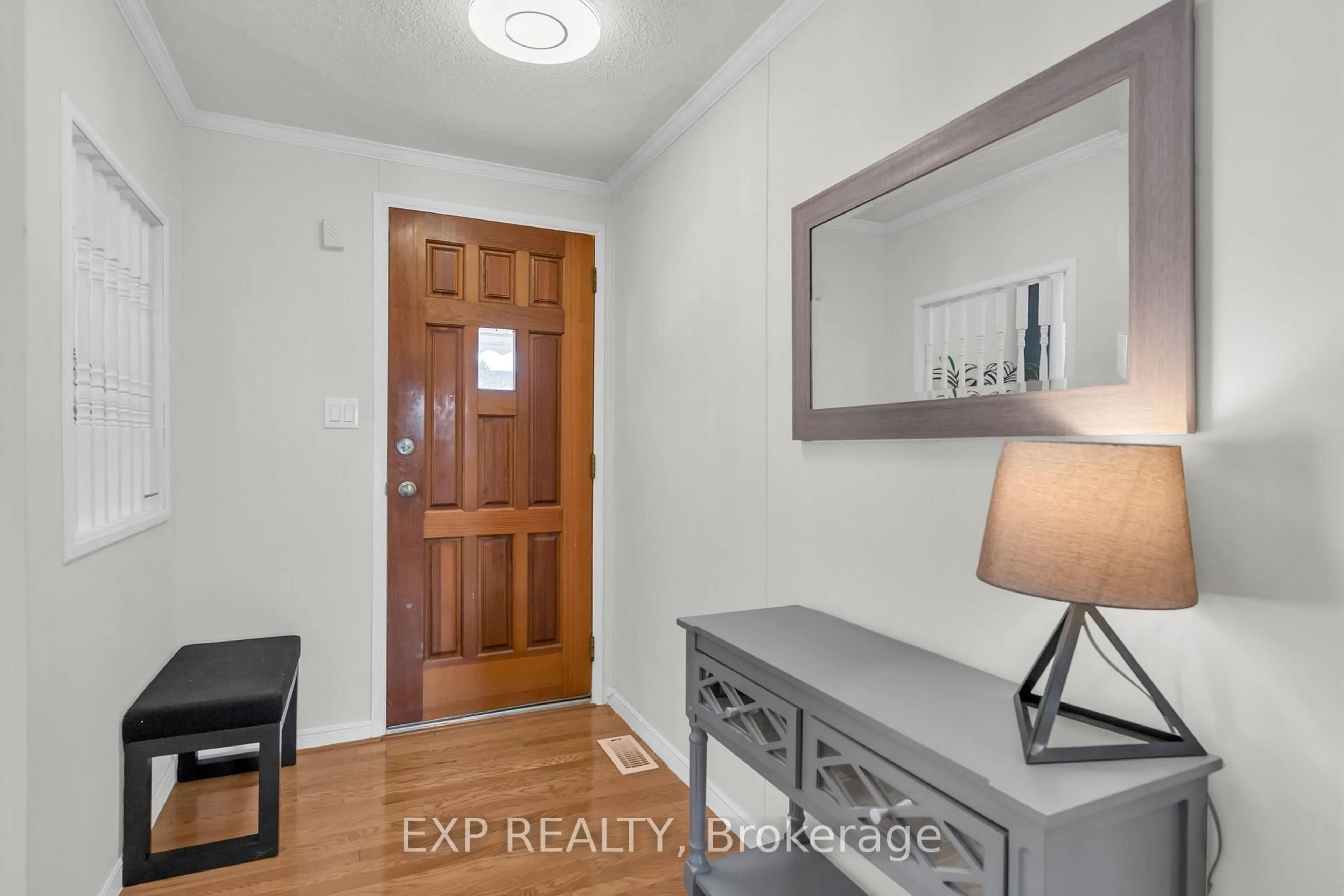 Indoor entryway for 5 Inlet Crt, Georgina Ontario L0E 1R0