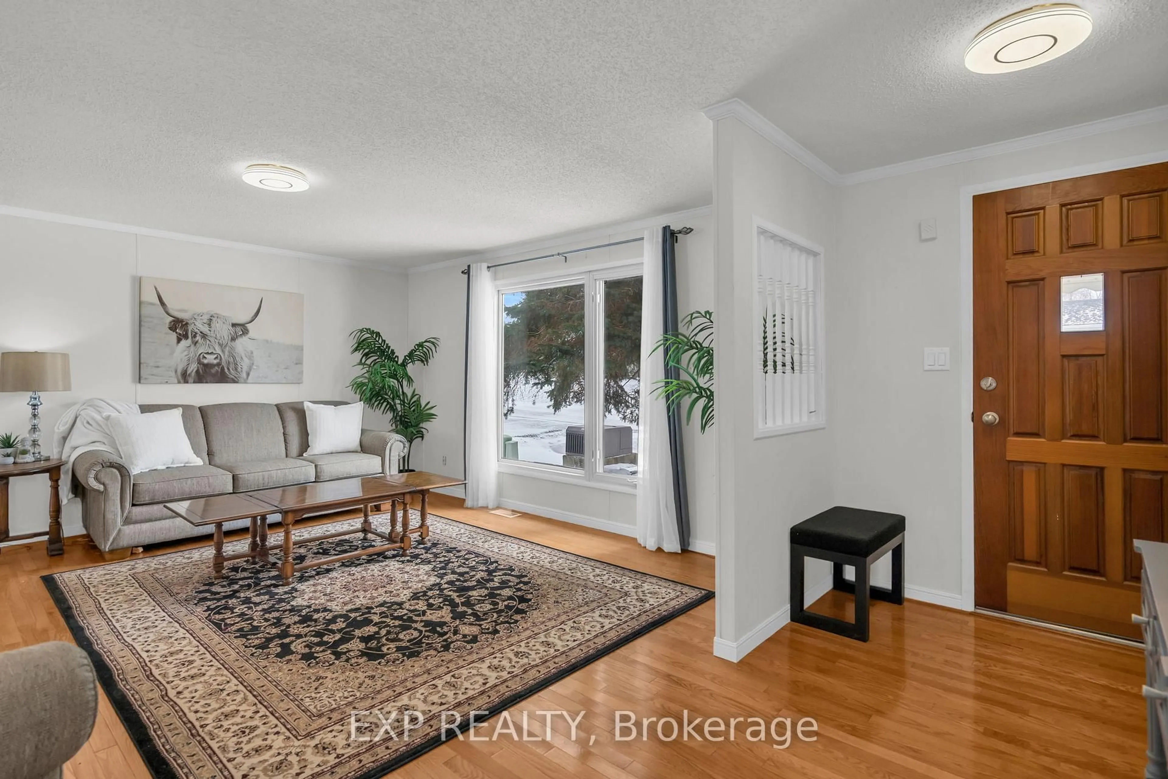 Indoor entryway for 5 Inlet Crt, Georgina Ontario L0E 1R0