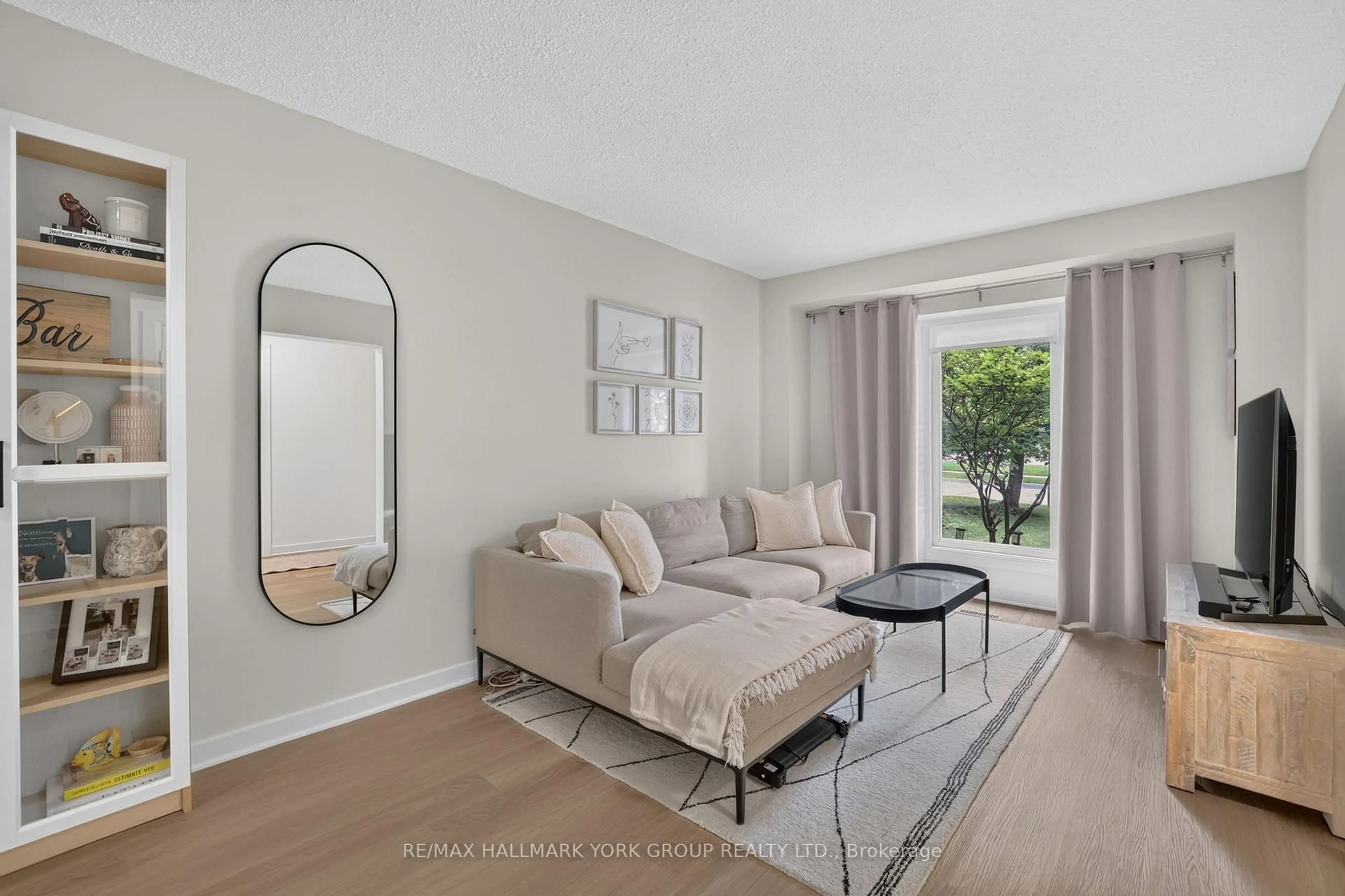 Living room with furniture, unknown for 12 Odin Cres, Aurora Ontario L4G 3T4