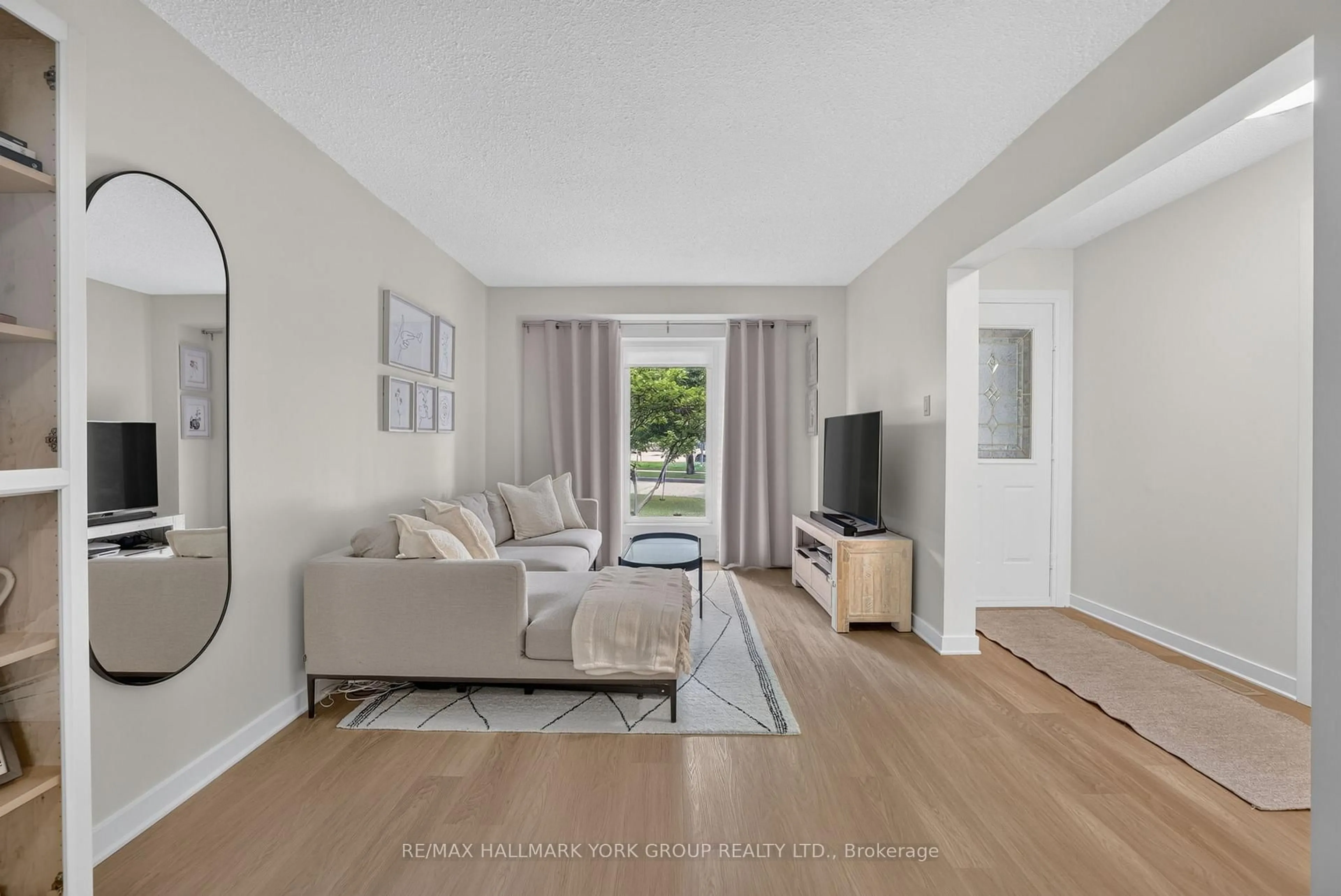 Living room with furniture, unknown for 12 Odin Cres, Aurora Ontario L4G 3T4