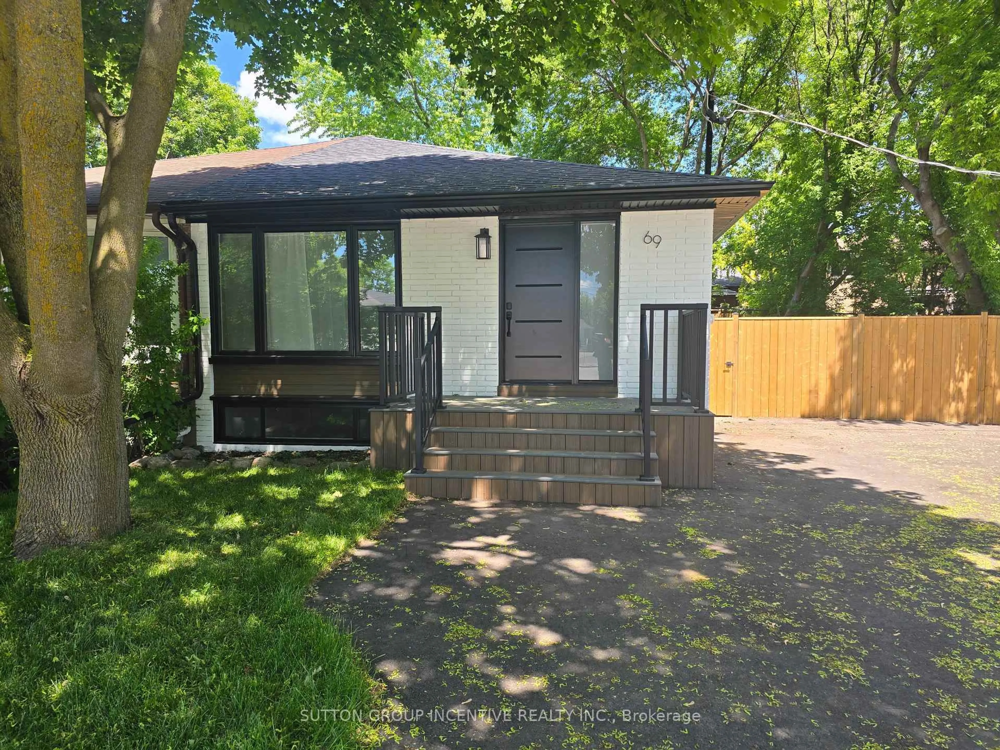 A pic from outside/outdoor area/front of a property/back of a property/a pic from drone, street for 69 Marlin Crt, Newmarket Ontario L3Y 2W7