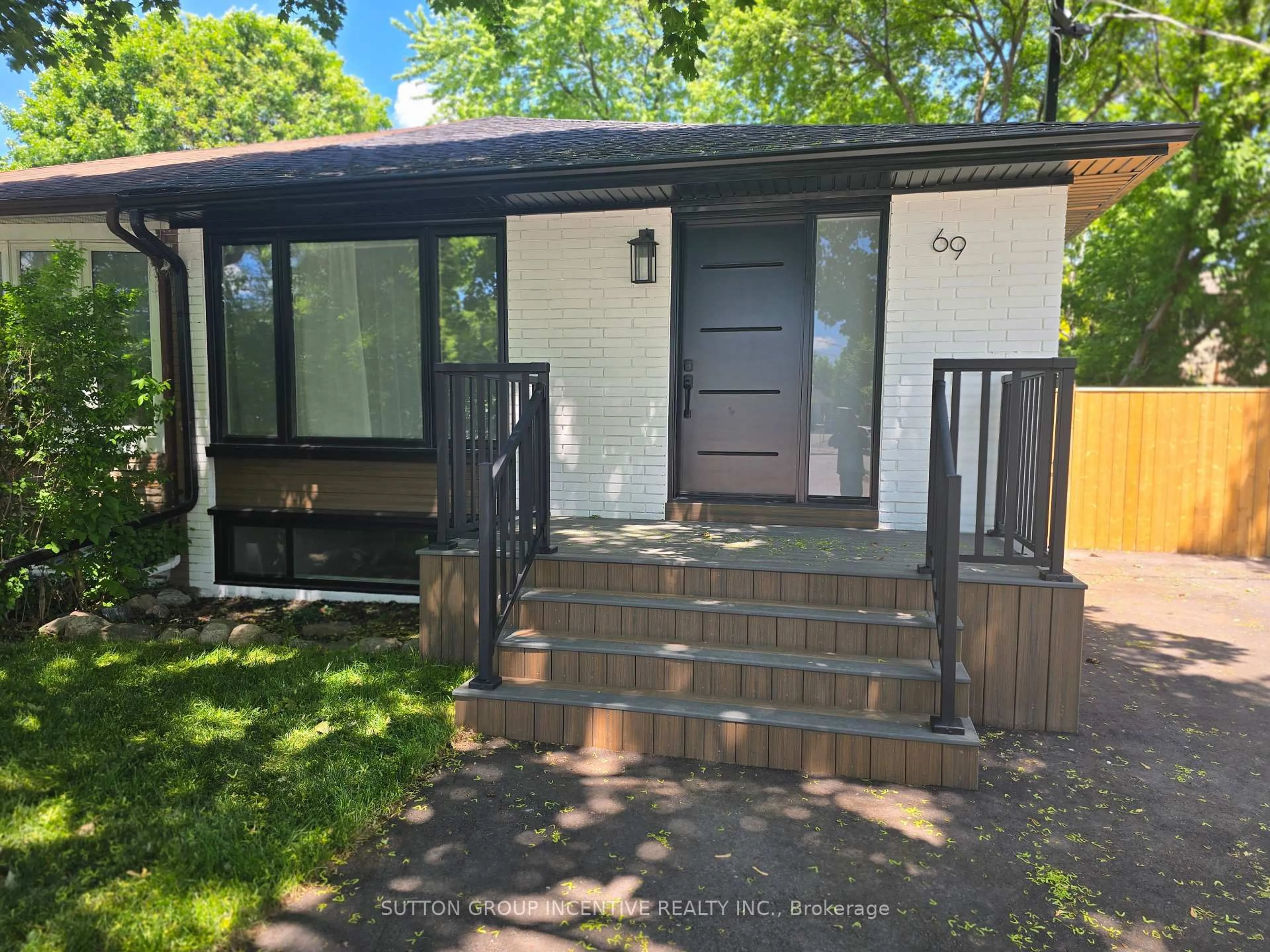 Home with vinyl exterior material, street for 69 Marlin Crt, Newmarket Ontario L3Y 2W7