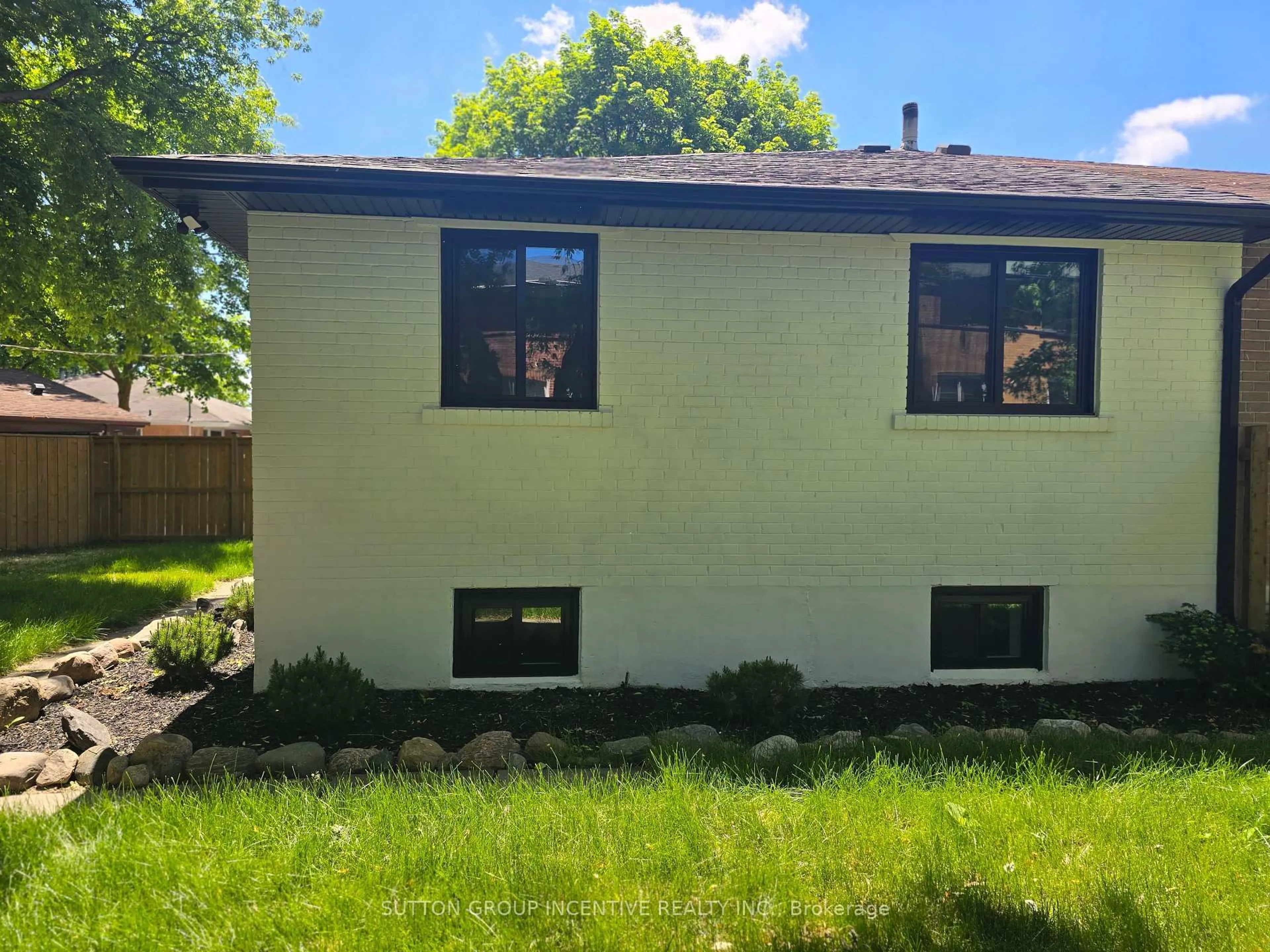 Home with vinyl exterior material, building for 69 Marlin Crt, Newmarket Ontario L3Y 2W7