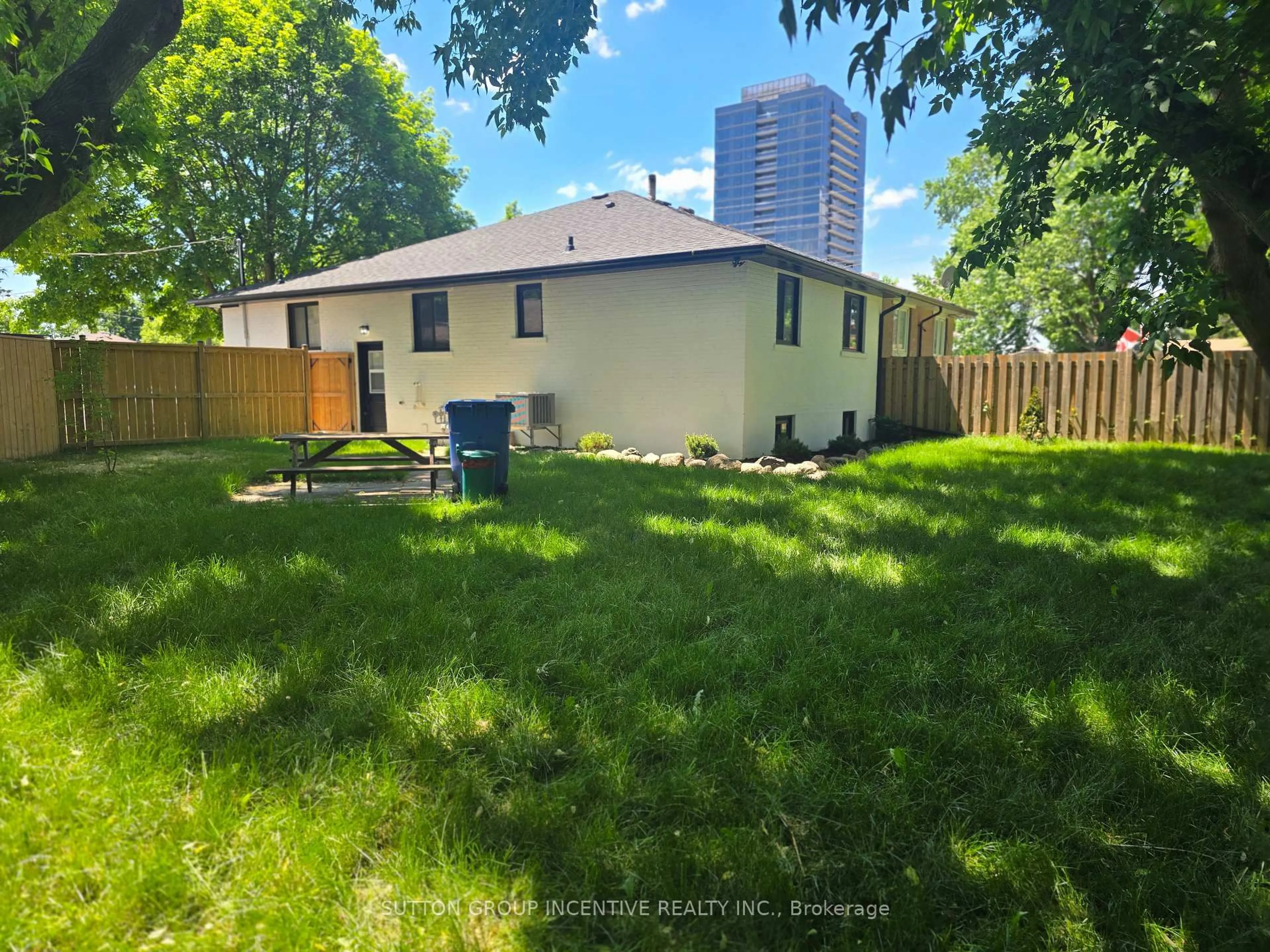 A pic from outside/outdoor area/front of a property/back of a property/a pic from drone, unknown for 69 Marlin Crt, Newmarket Ontario L3Y 2W7