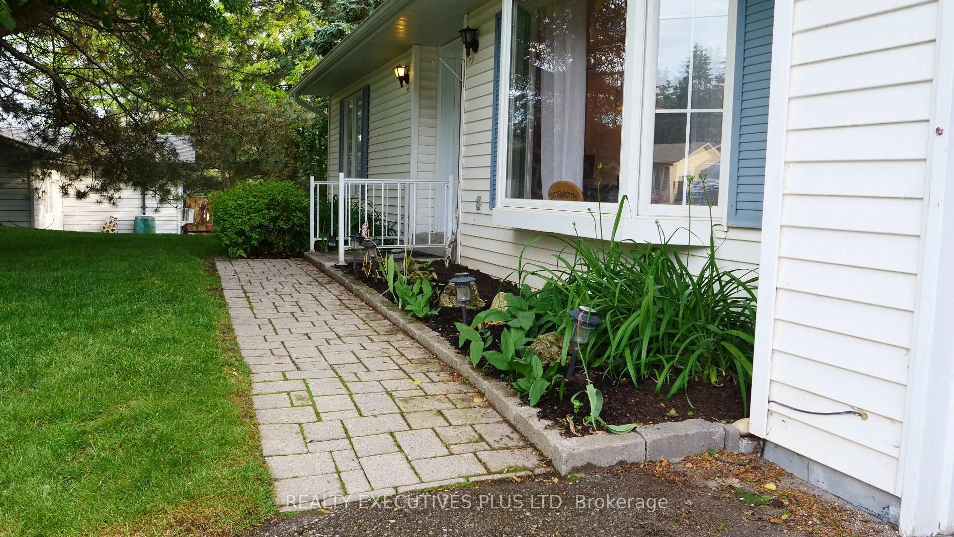 Patio, street for 14 Butternut Crt, New Tecumseth Ontario L0G 1W0