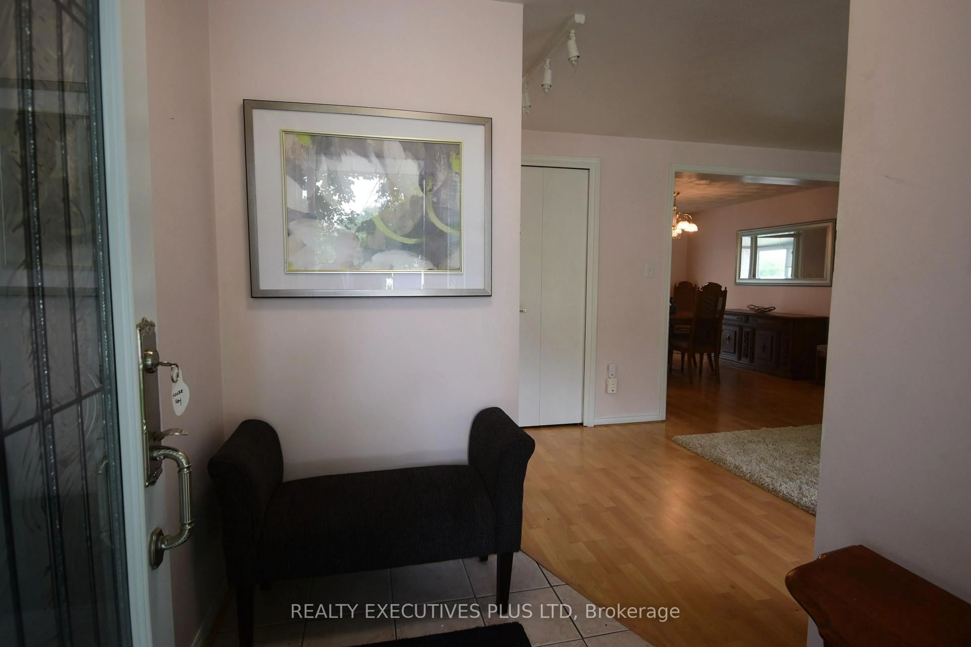 Indoor entryway for 14 Butternut Crt, New Tecumseth Ontario L0G 1W0