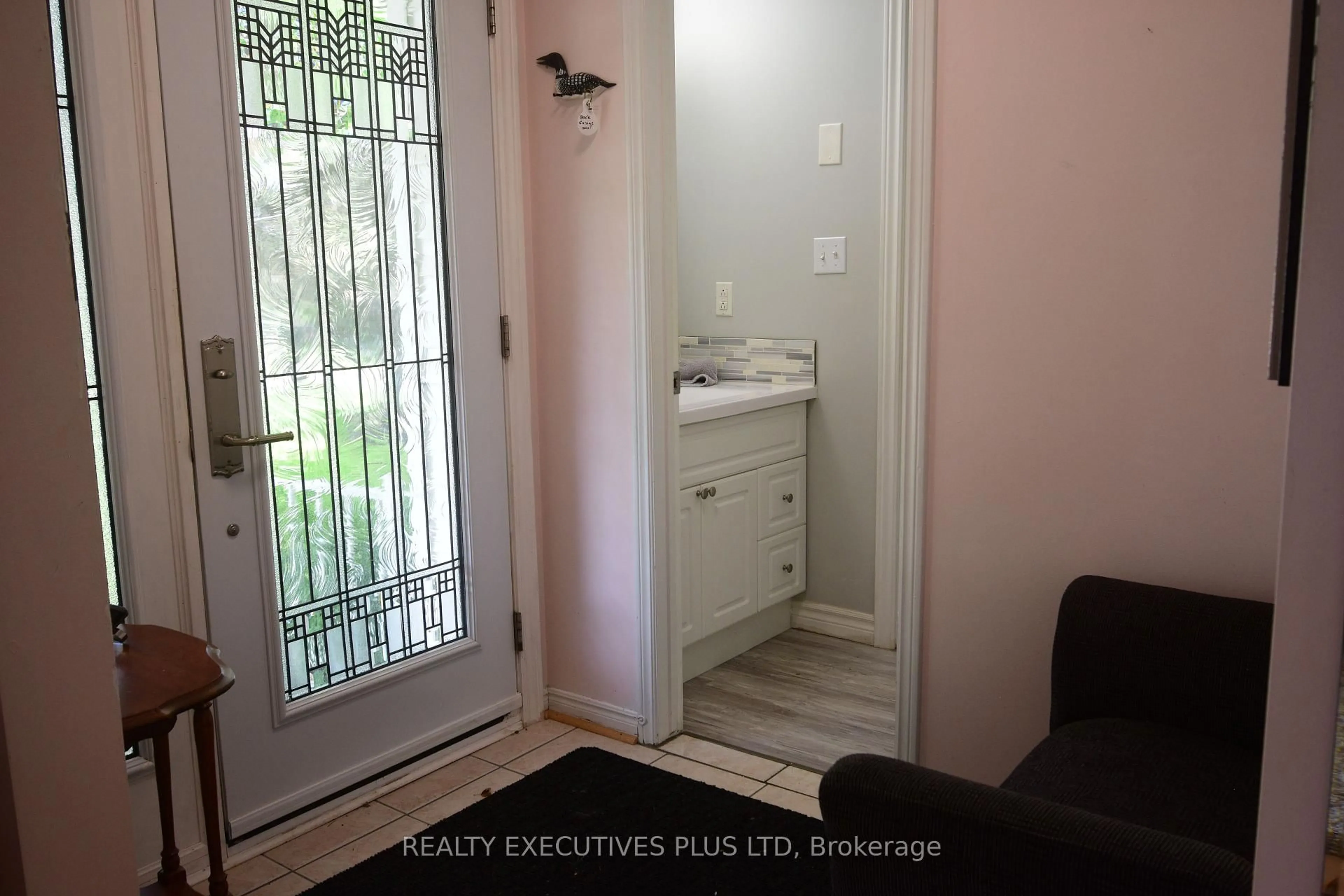Indoor entryway for 14 Butternut Crt, New Tecumseth Ontario L0G 1W0