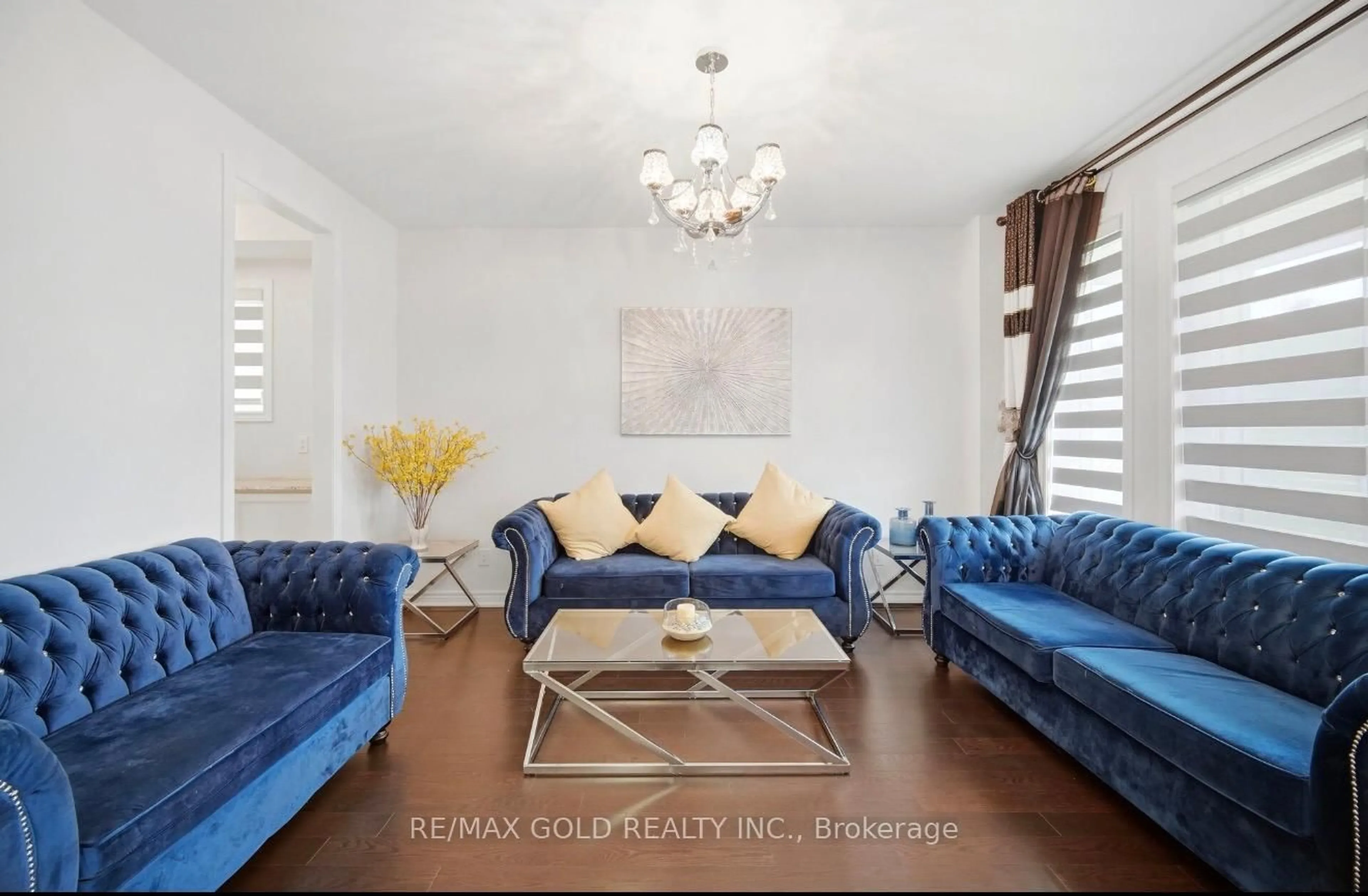 Living room with furniture, unknown for 814 Green St, Innisfil Ontario L0L 1W0