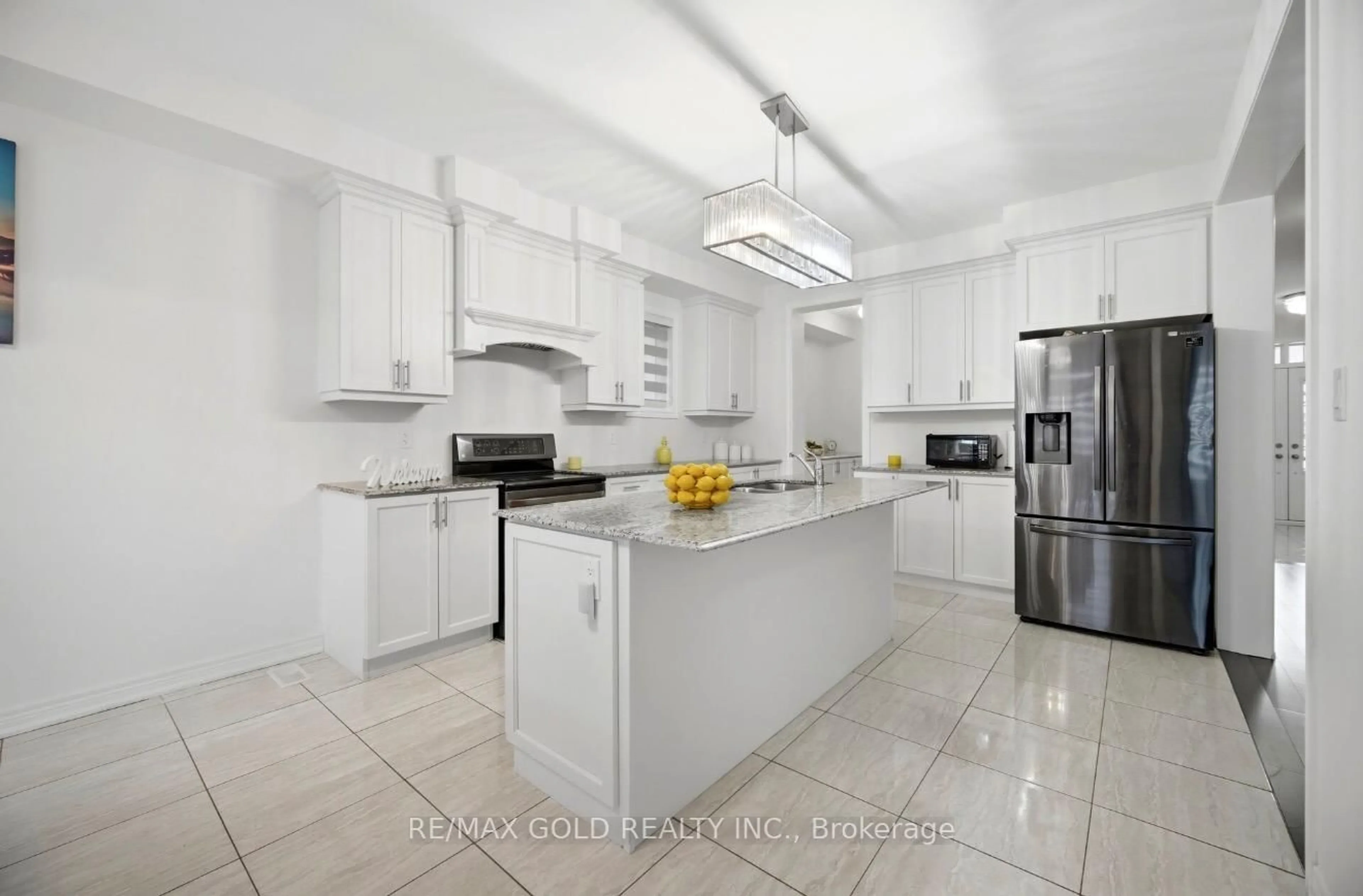 Open concept kitchen, ceramic/tile floor for 814 Green St, Innisfil Ontario L0L 1W0