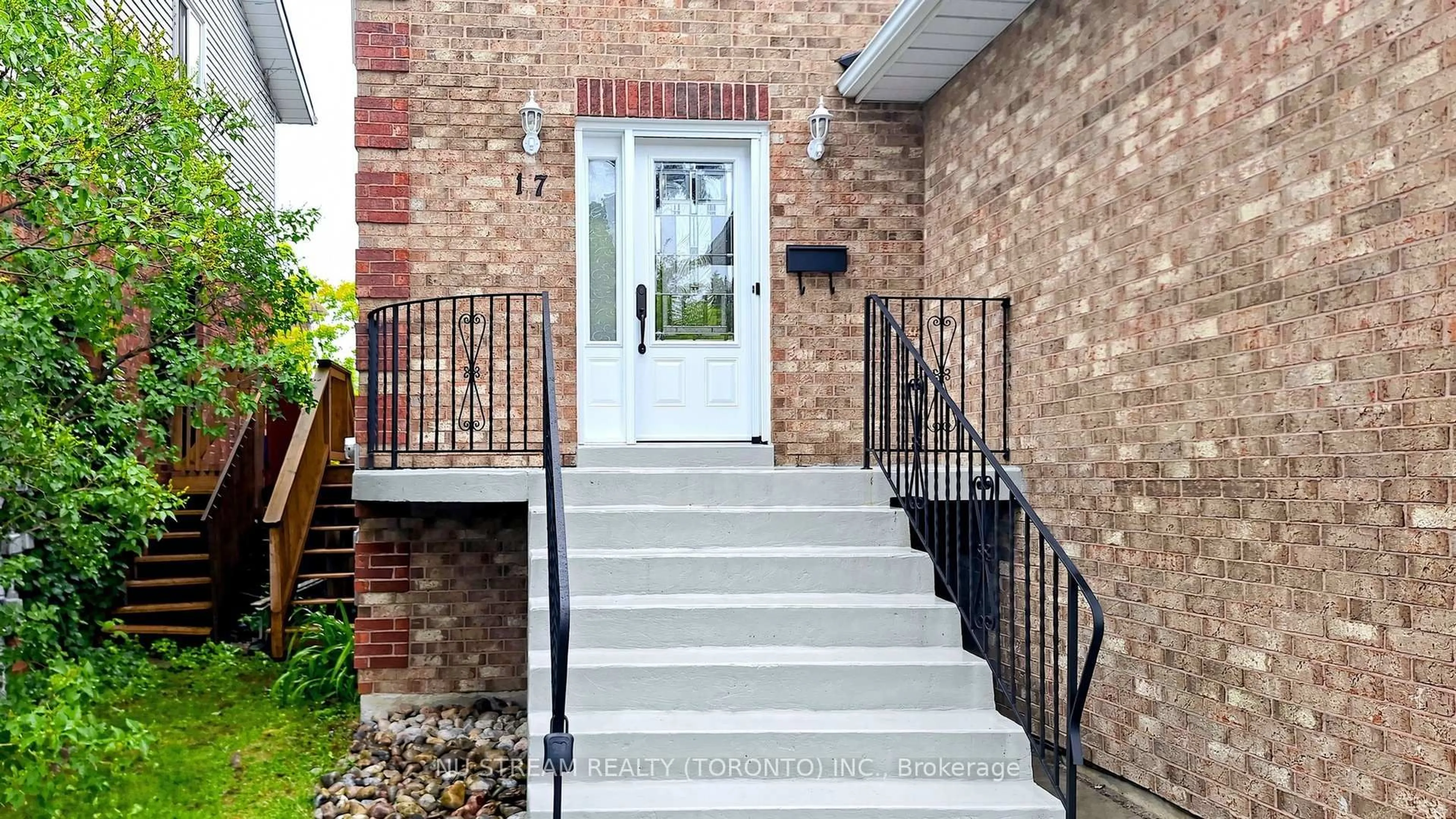 Unknown for 17 Newlands Ave, Georgina Ontario L4P 3T3