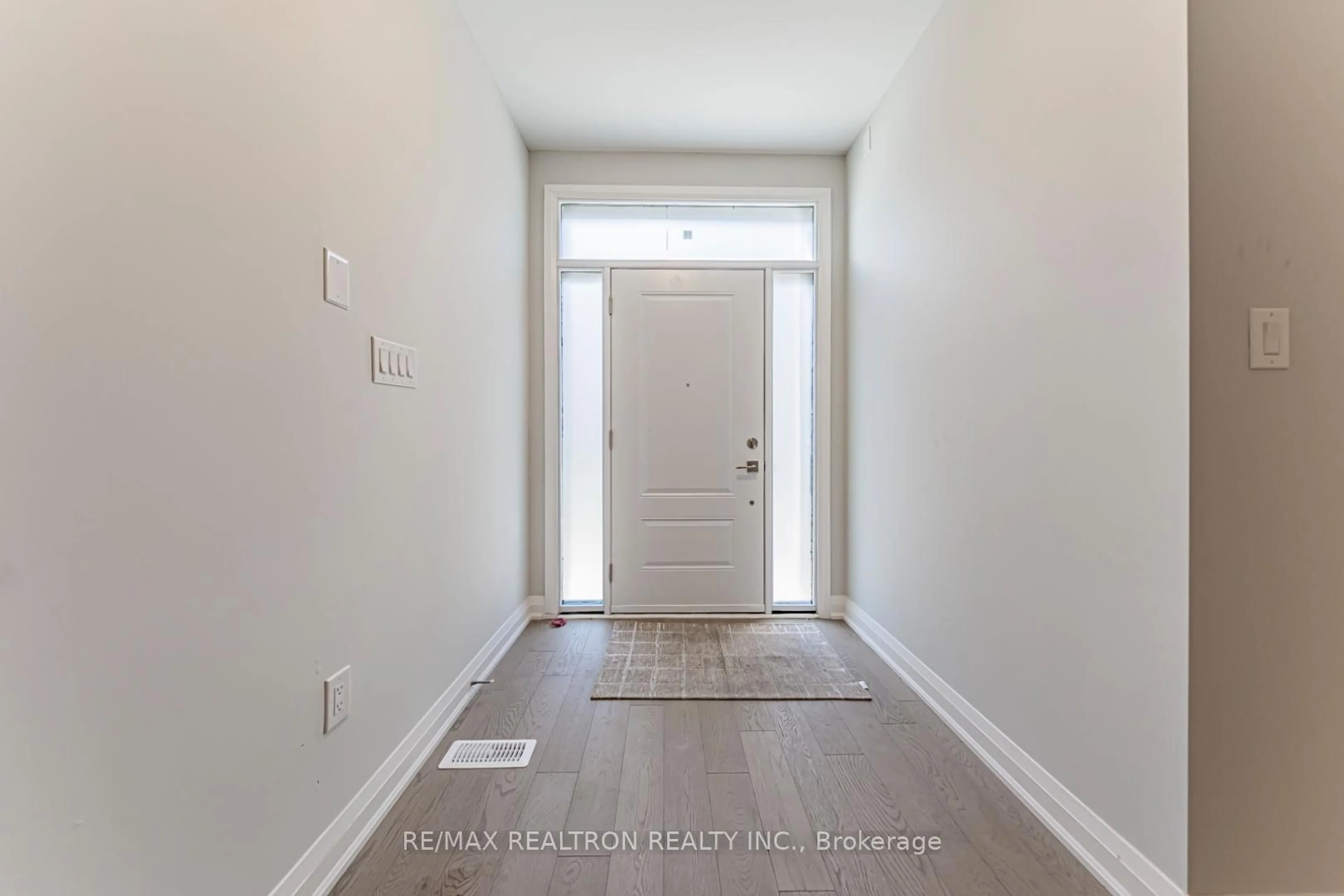 Indoor entryway for 260 Eagle St #18, Newmarket Ontario L3Y 1K1