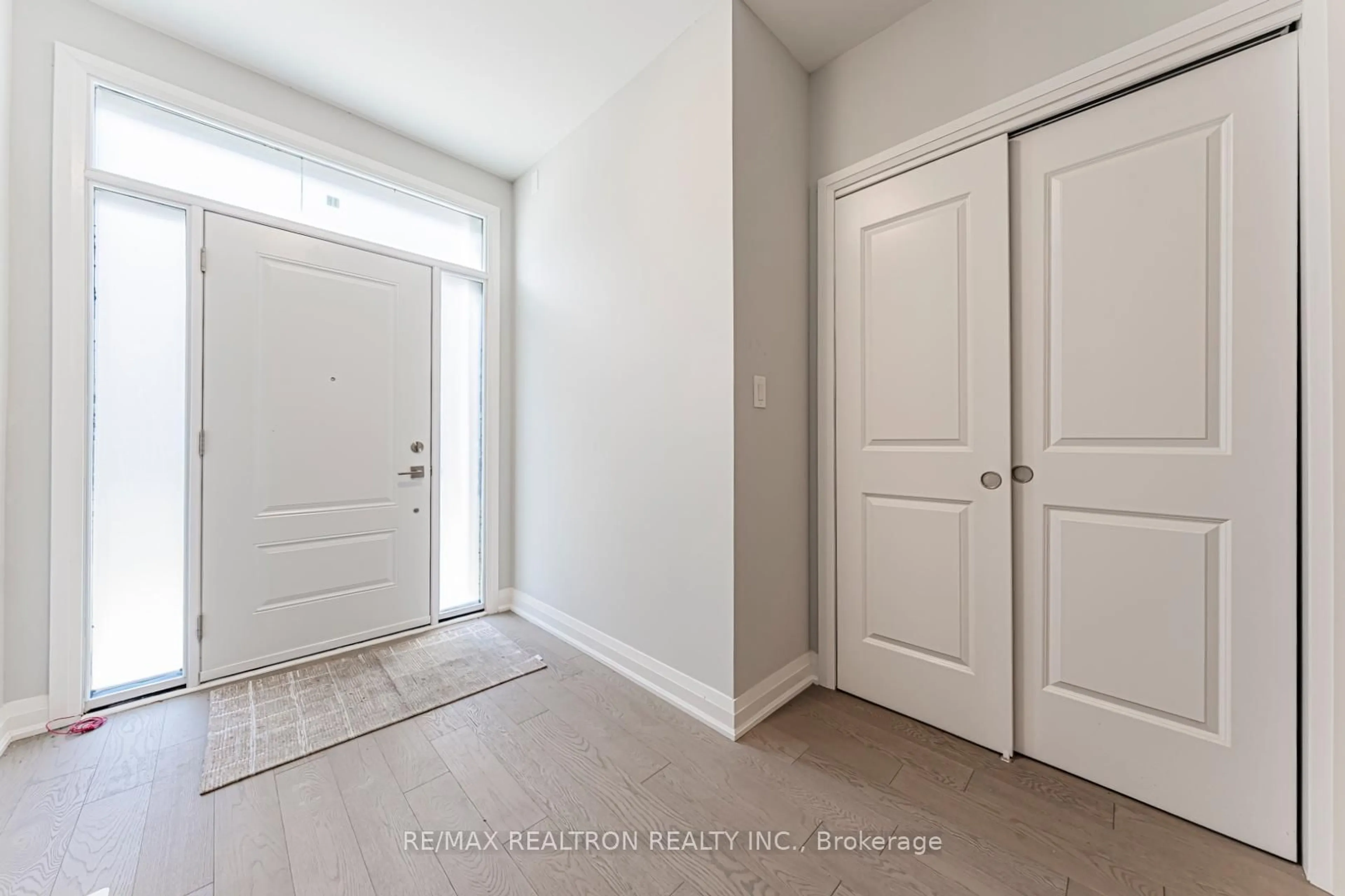 Indoor entryway for 260 Eagle St #18, Newmarket Ontario L3Y 1K1