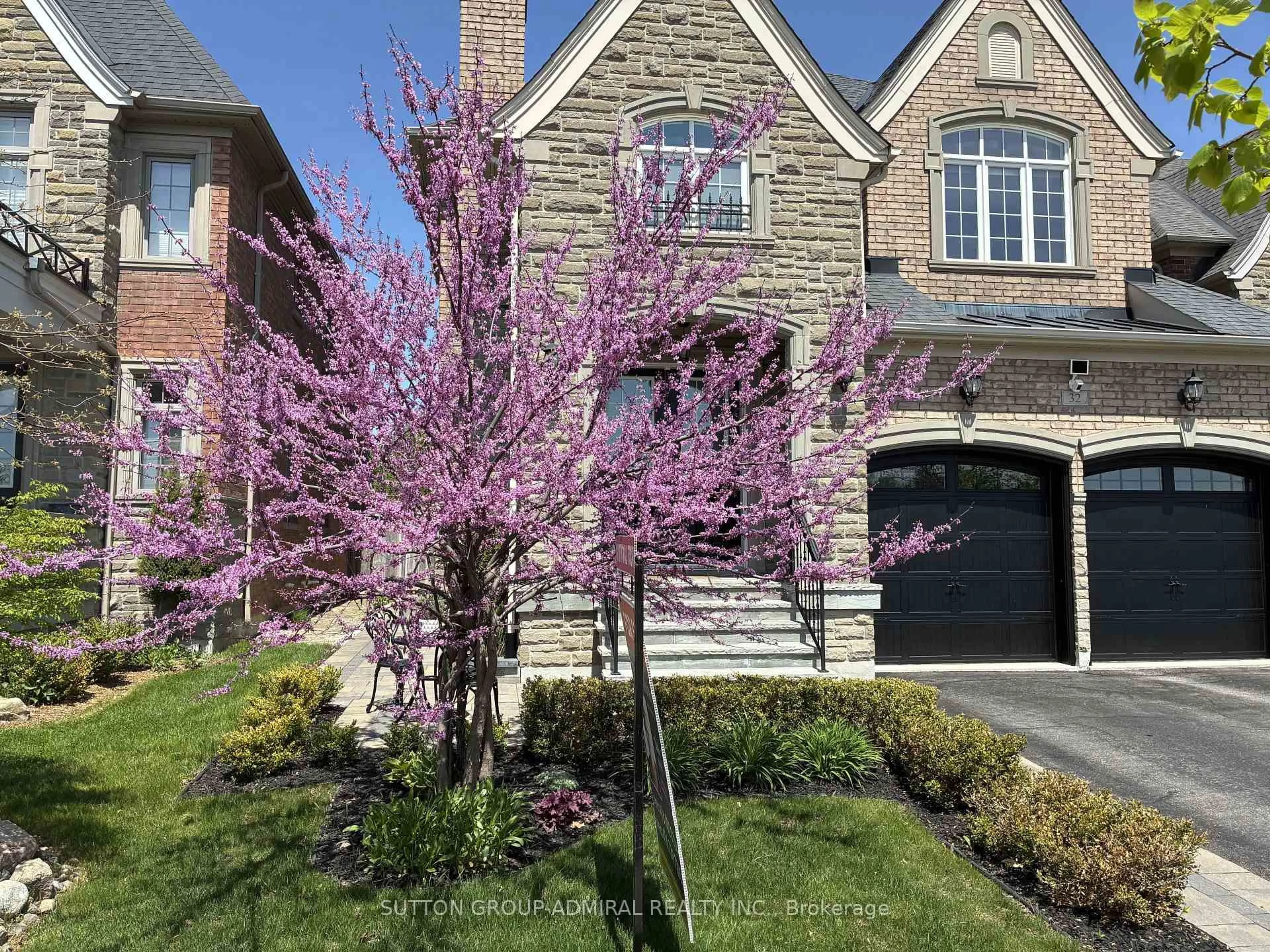 Home with brick exterior material, street for 32 Nicort Rd, King Ontario L7B 0B6