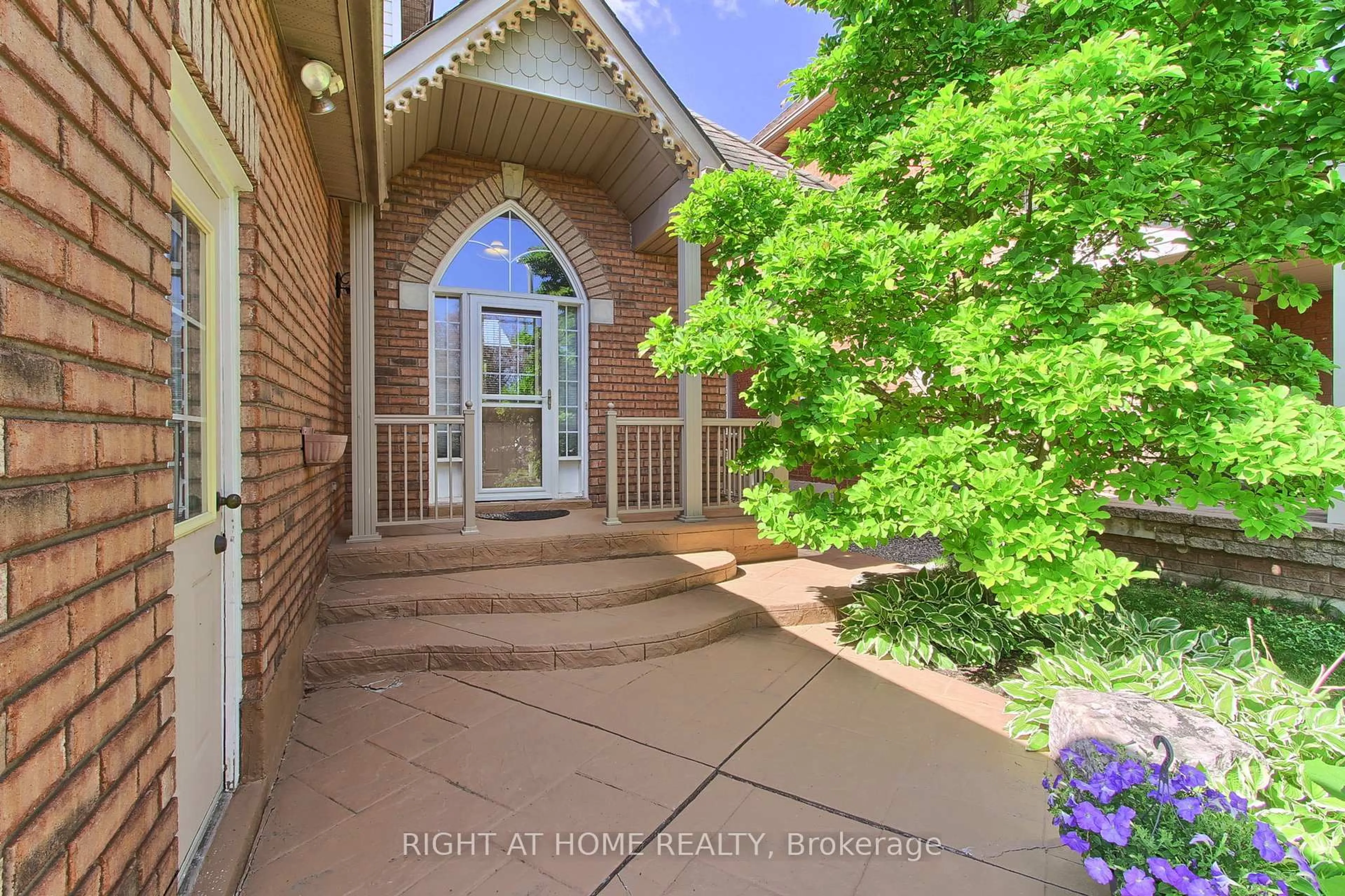 Indoor entryway for 101 Old Colony Rd, Richmond Hill Ontario L4E 3X2