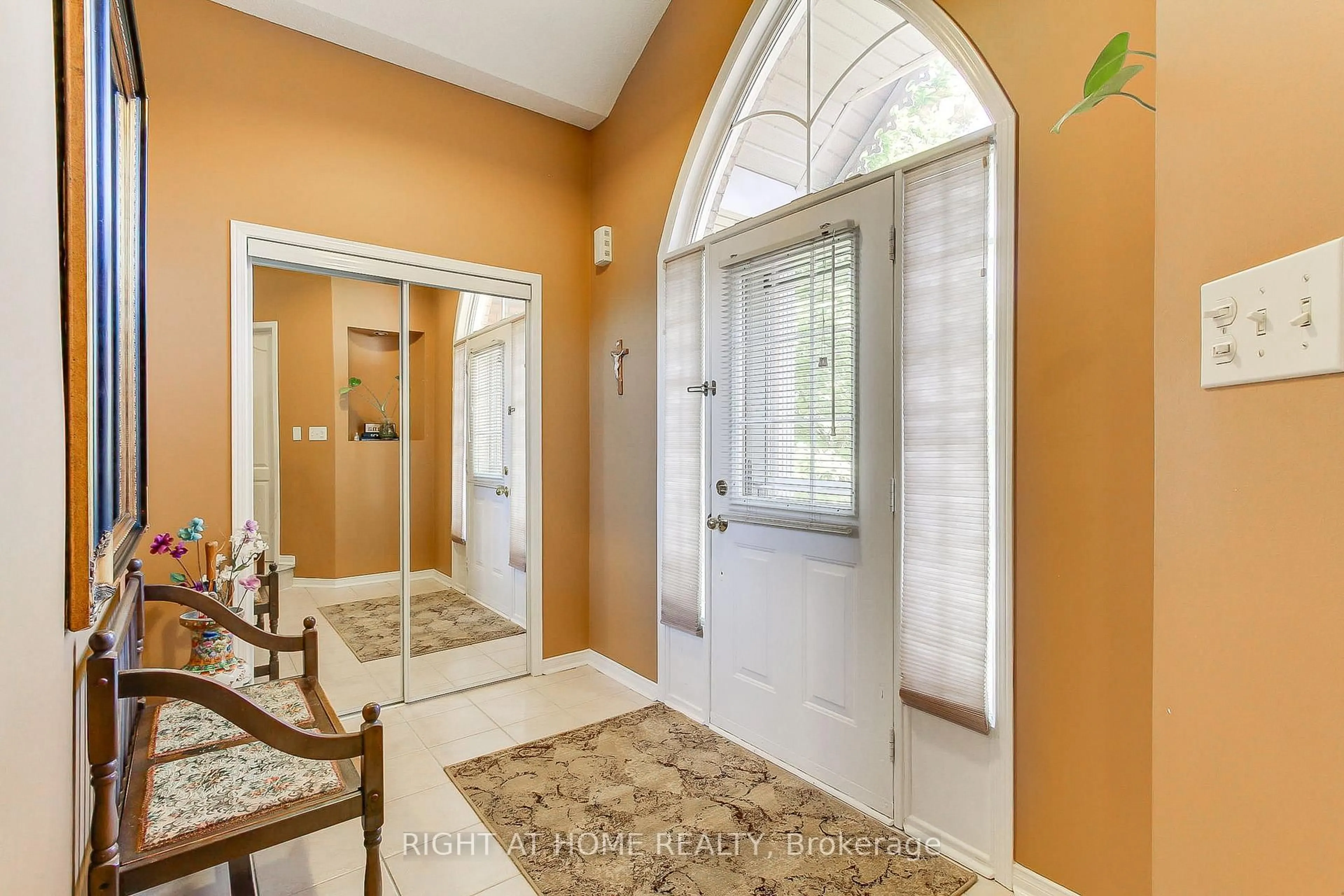Indoor entryway for 101 Old Colony Rd, Richmond Hill Ontario L4E 3X2