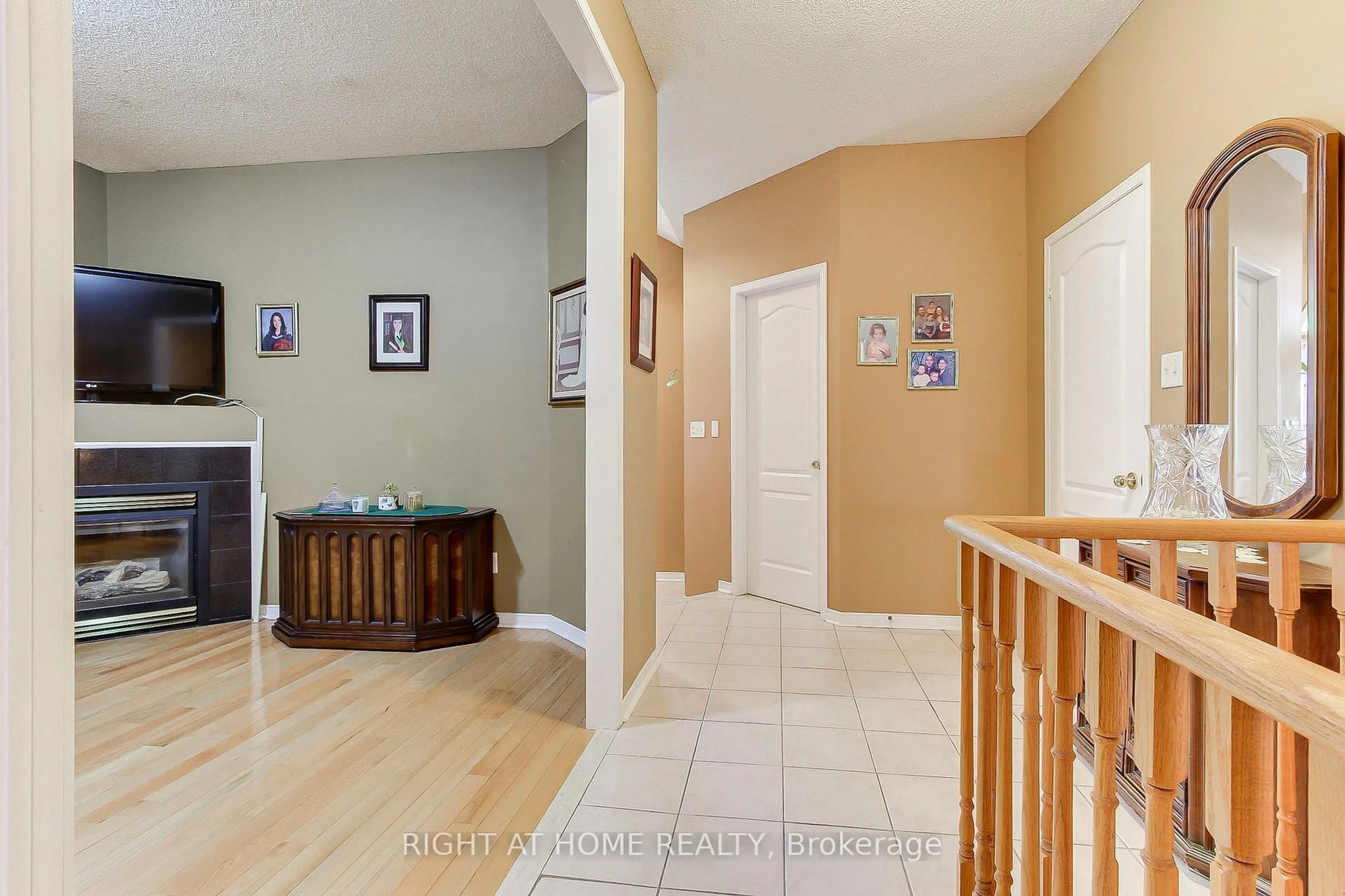 Indoor entryway for 101 Old Colony Rd, Richmond Hill Ontario L4E 3X2