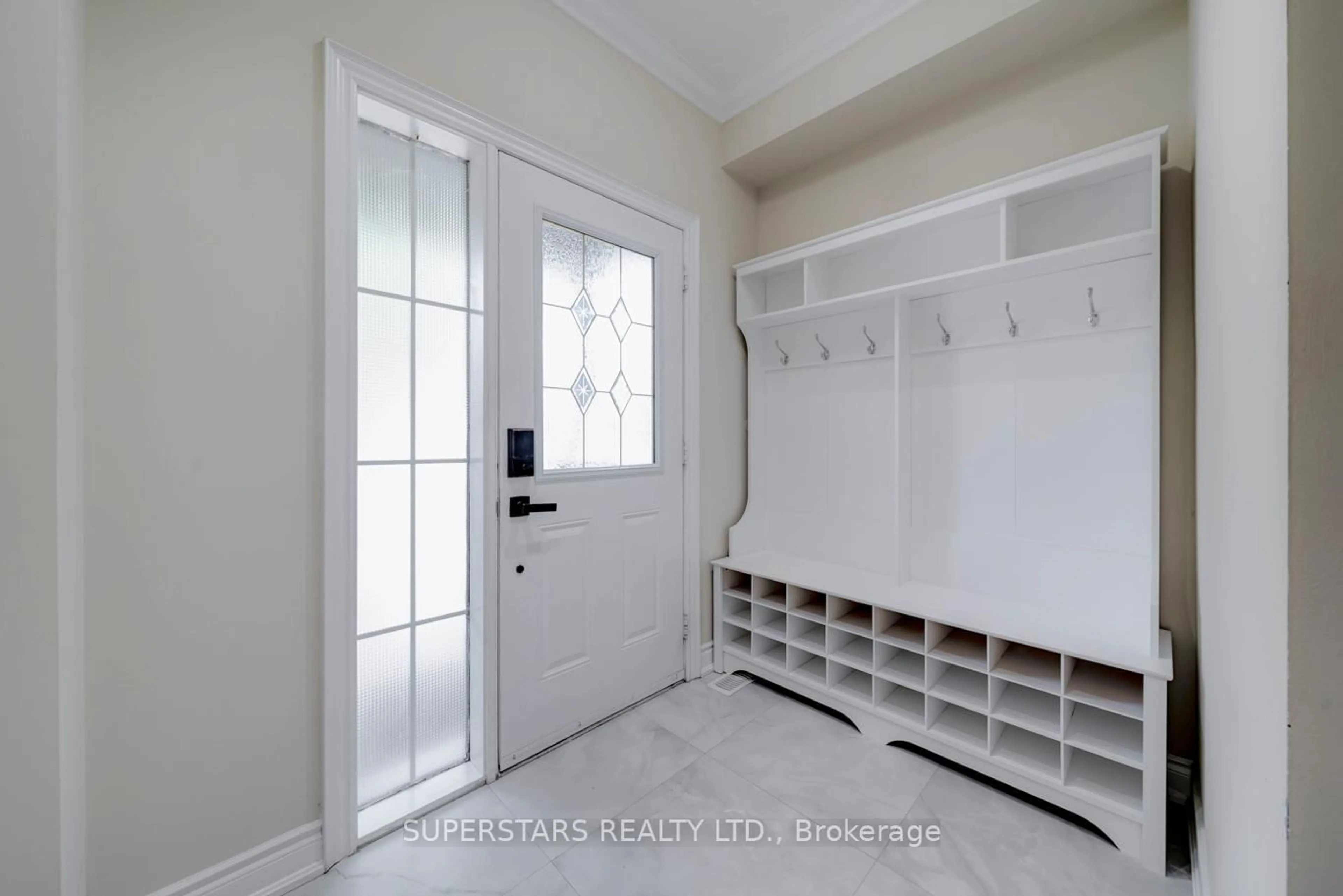 Indoor entryway for 3 Zachary Pl, Vaughan Ontario L4H 0C2