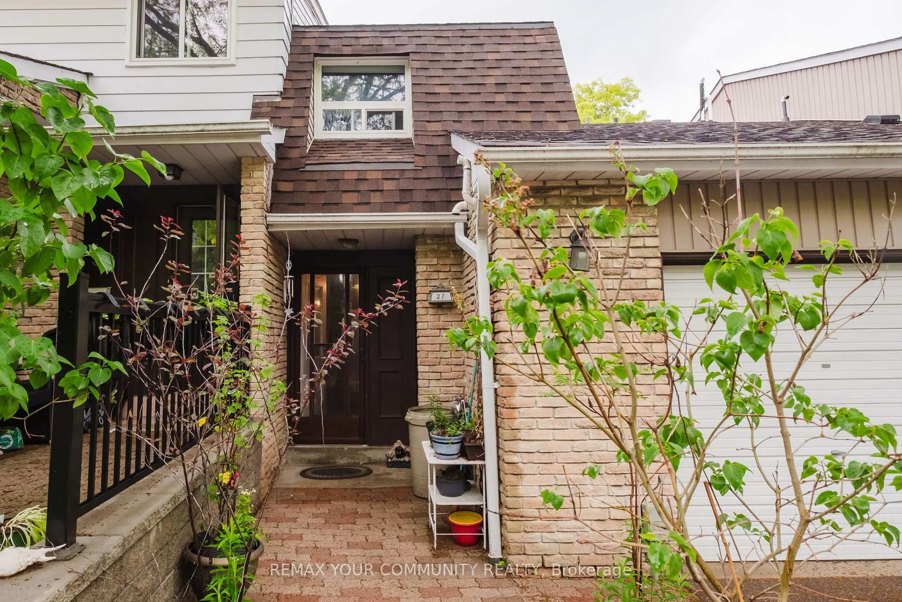 Home with brick exterior material, street for 27 Dunkeld Way, Markham Ontario L3T 4Y8