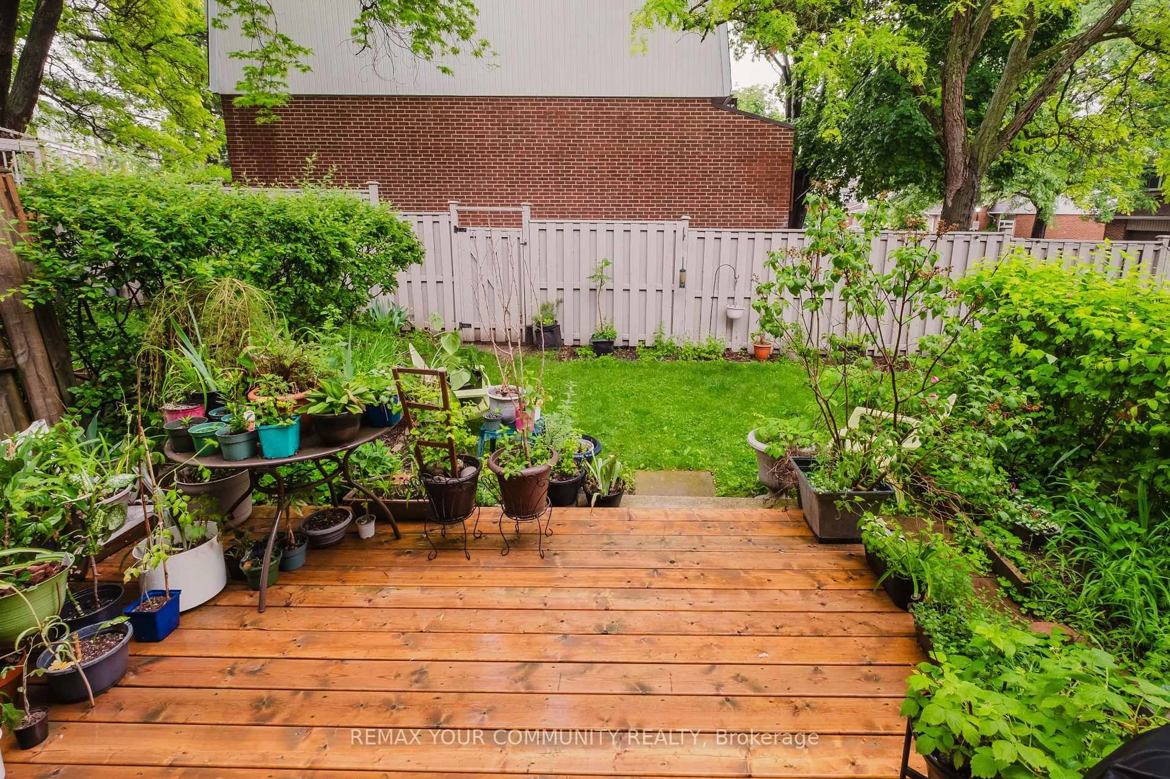 Patio, street for 27 Dunkeld Way, Markham Ontario L3T 4Y8