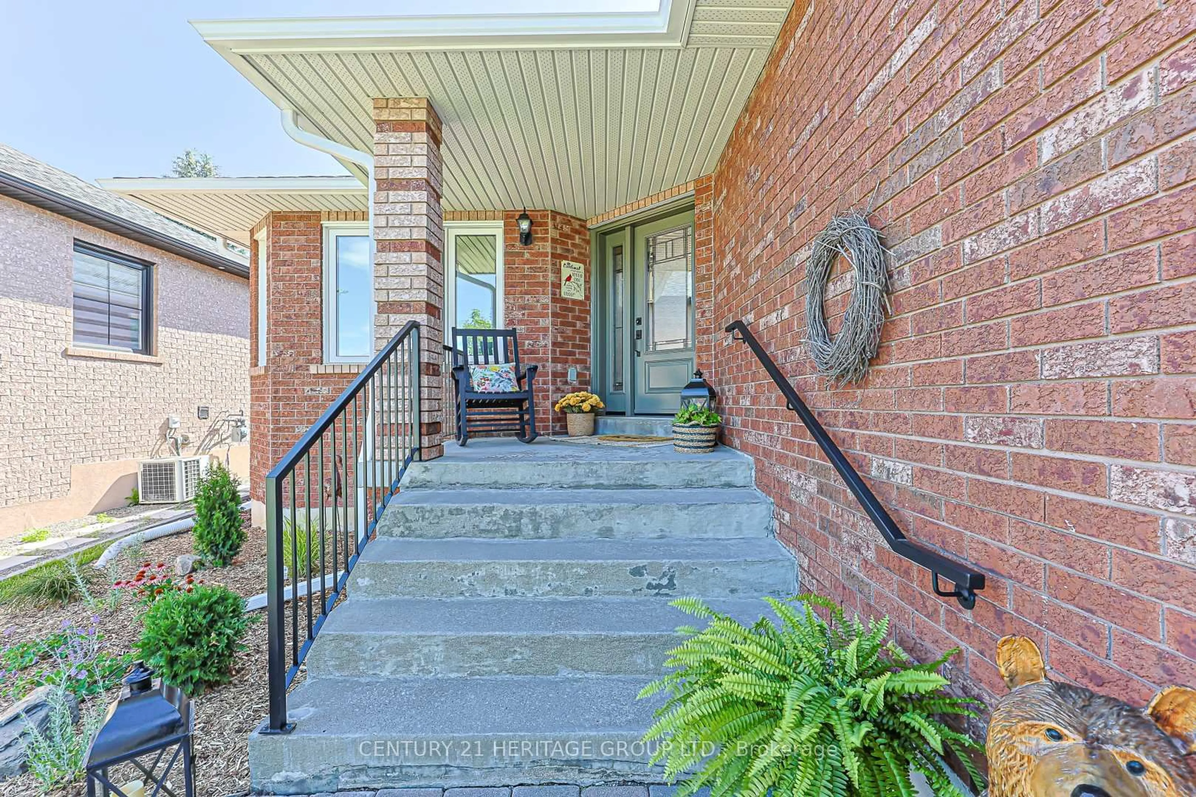 Home with brick exterior material, street for 31 Fox Run Lane, Bradford West Gwillimbury Ontario L3Z 2J1